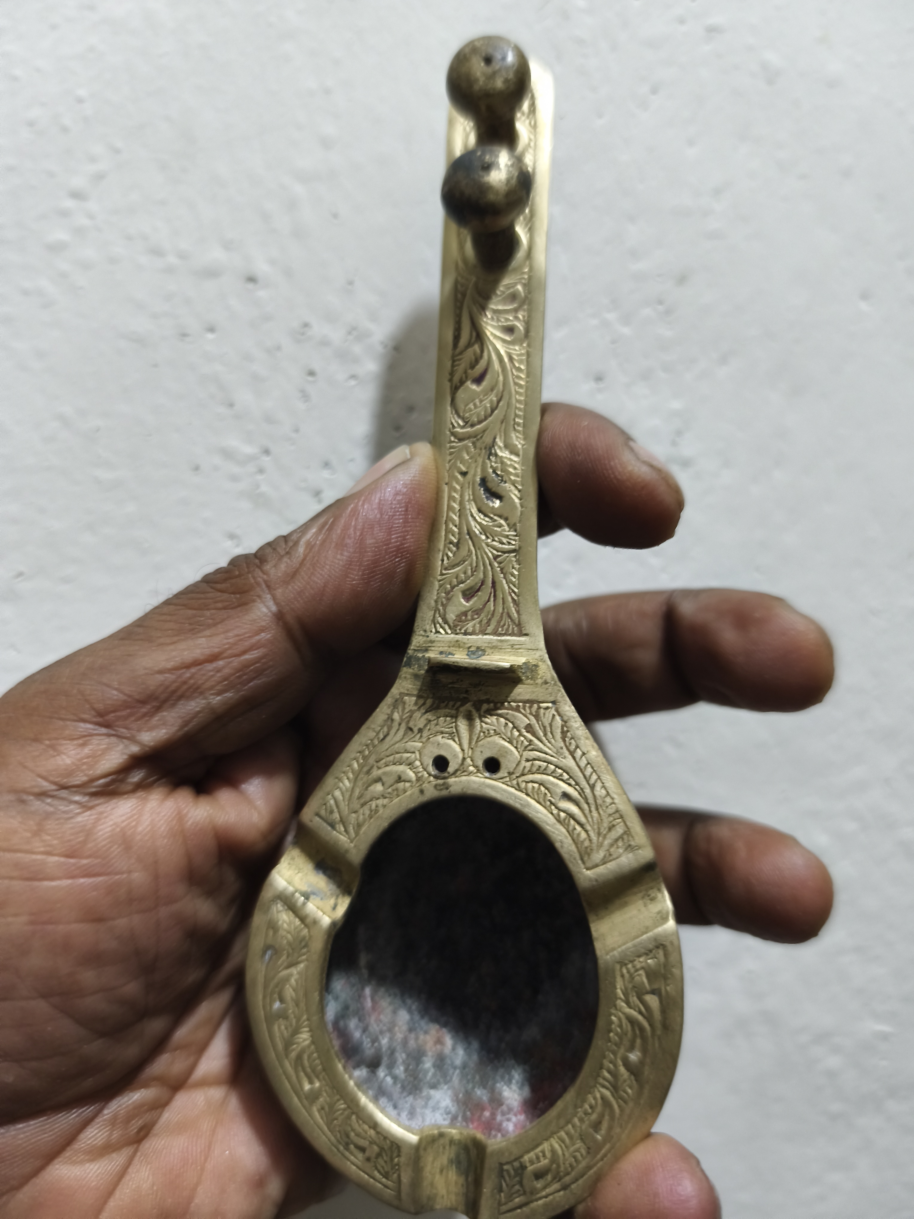 একটি প্রাচীন সেতার-আকৃতির পিতলের ছাইদানি বা পেপারওয়েট