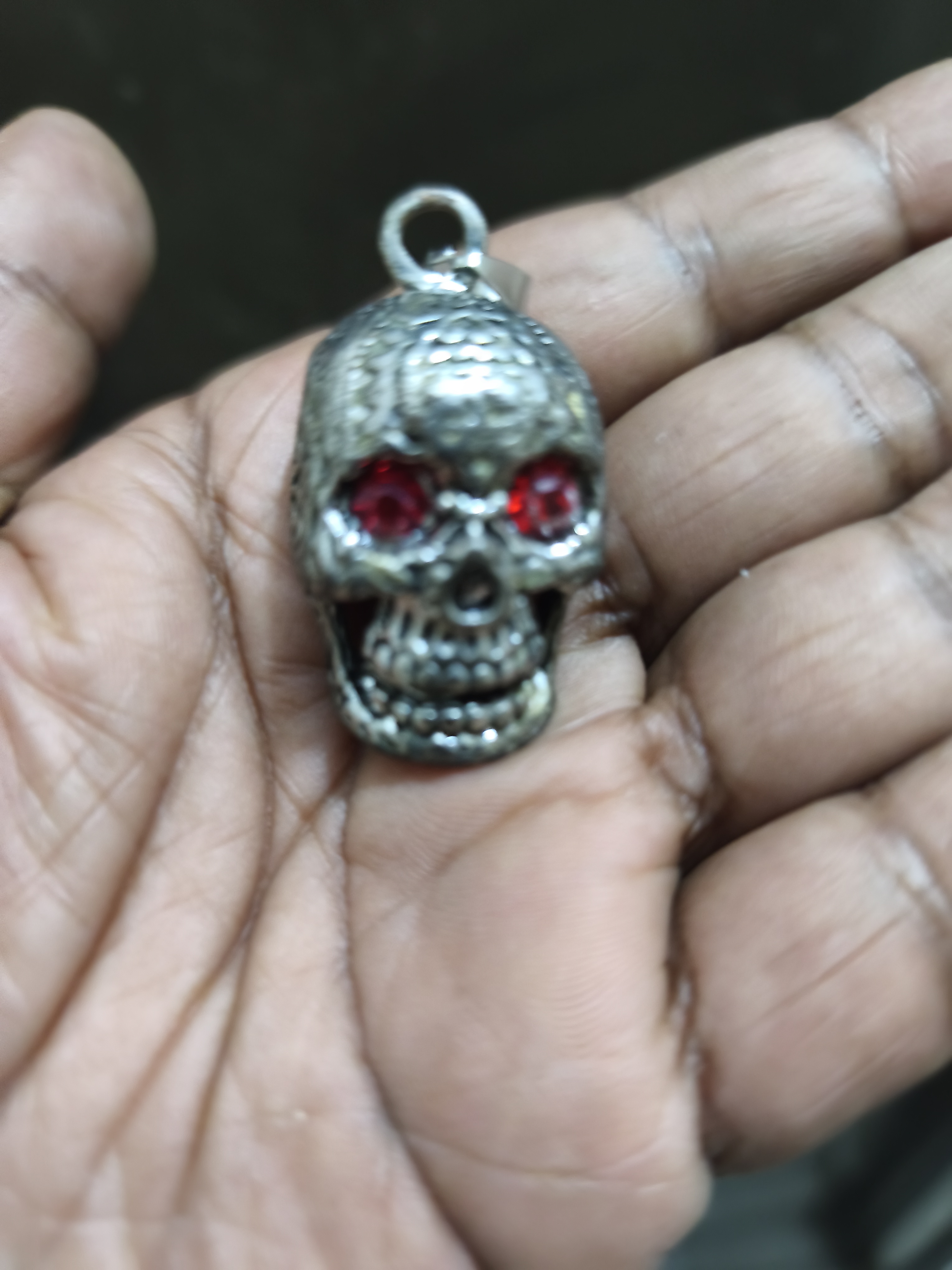 গথিক-স্টাইল স্কাল পেন্ডেন্ট