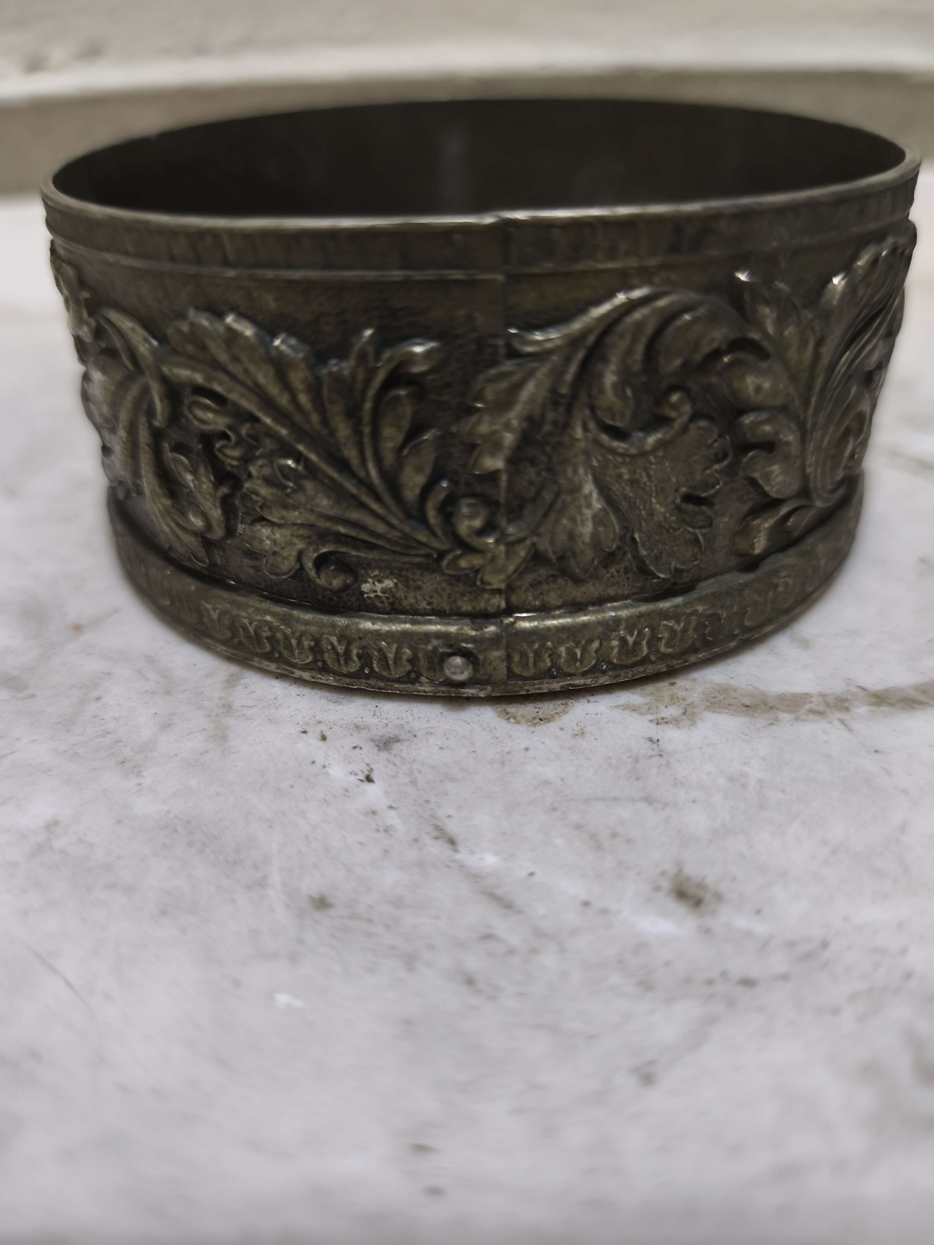 একটি অ্যান্টিক ওয়াইন বোটল কোস্টার (Wine Bottle Coaster)