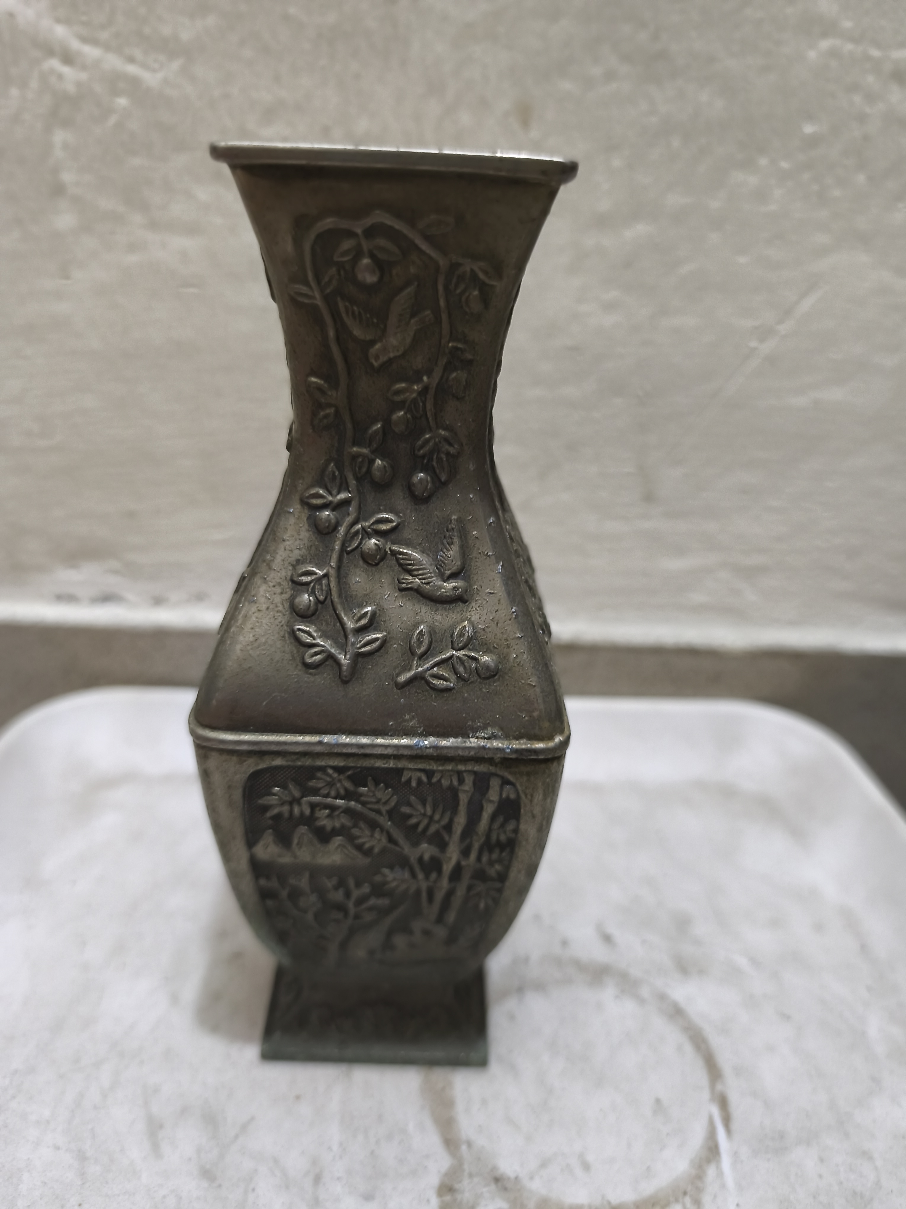 একটি ভিন্টেজ বা অ্যান্টিক পিউটার ফুলদানি