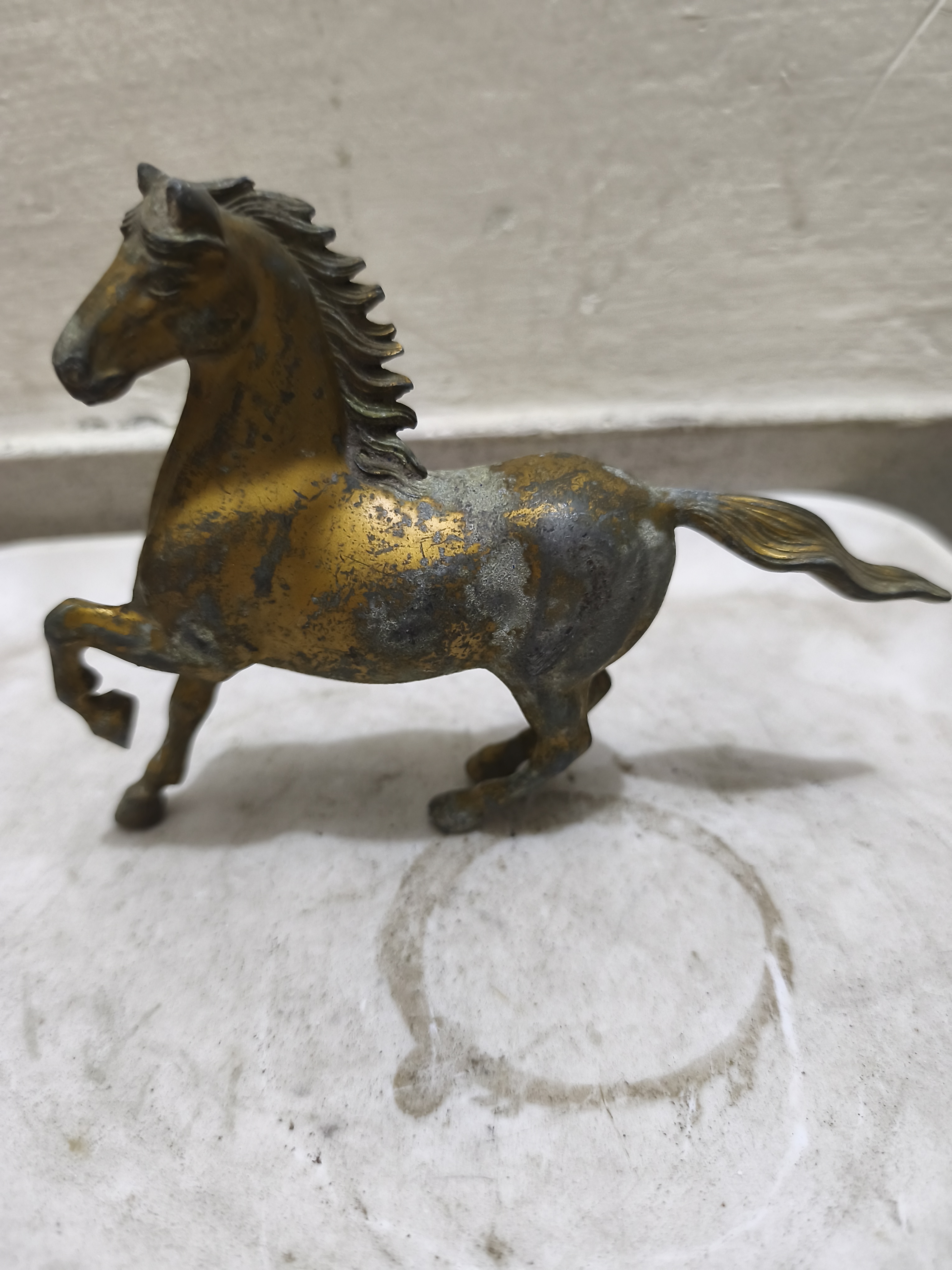 একটি পুরোনো পিতলের ঘোড়ার মূর্তি