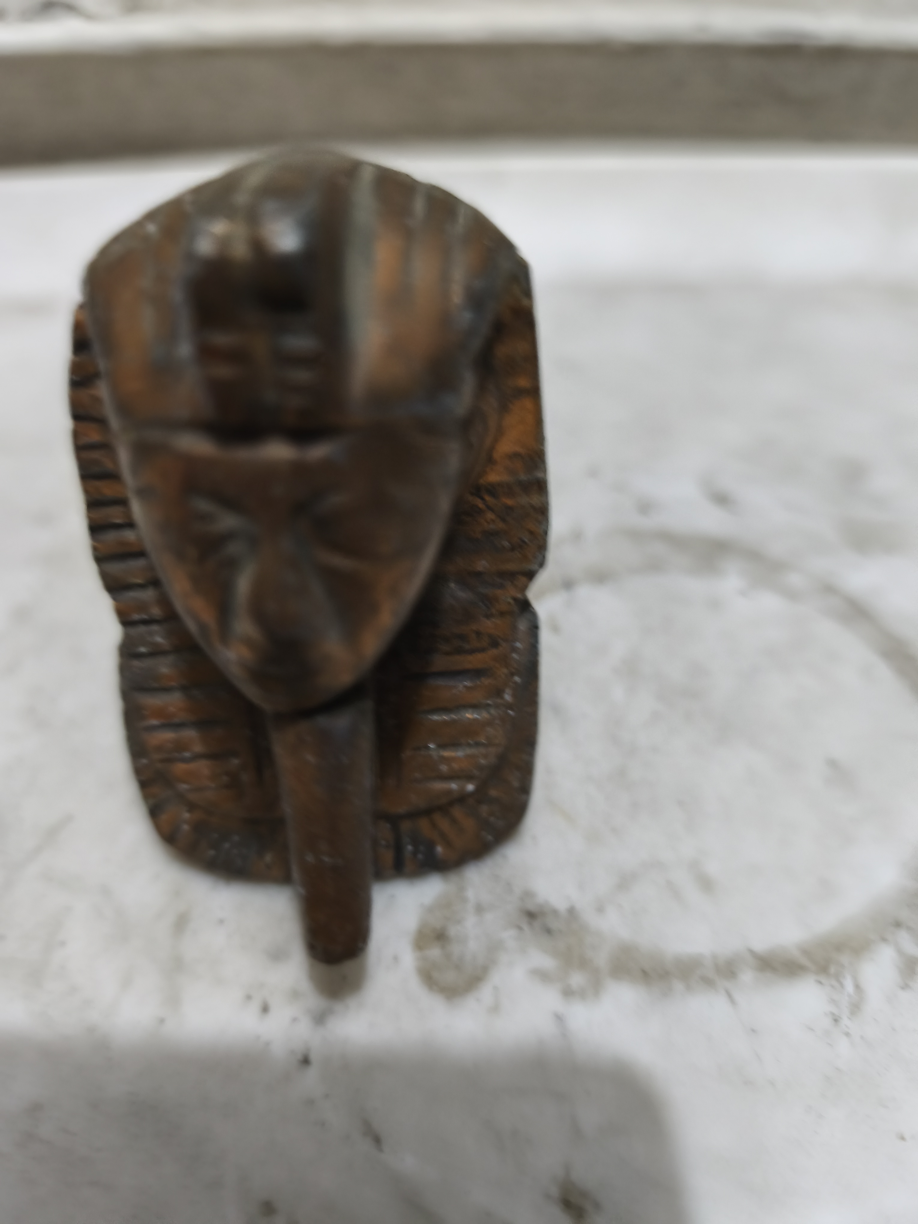 প্রাচীন মিশরীয় স্টাইলের ছোট মূর্তি (bust), যা মূলত বিখ্যাত ফারাও তুতানখামেন (King Tutankhamun