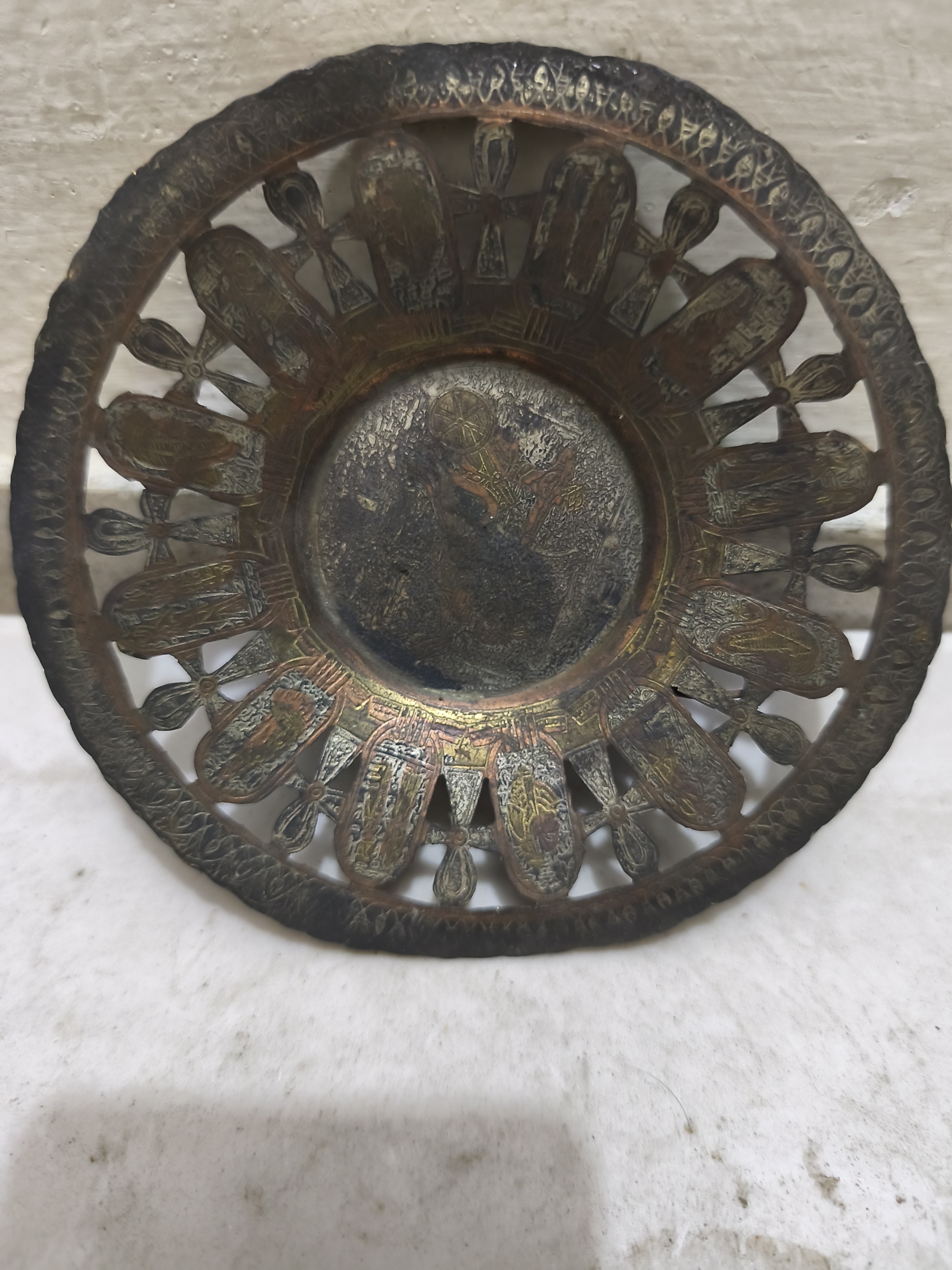 একটি অ্যান্টিক বা ভিন্টেজ ধাতব আলংকারিক বাটি