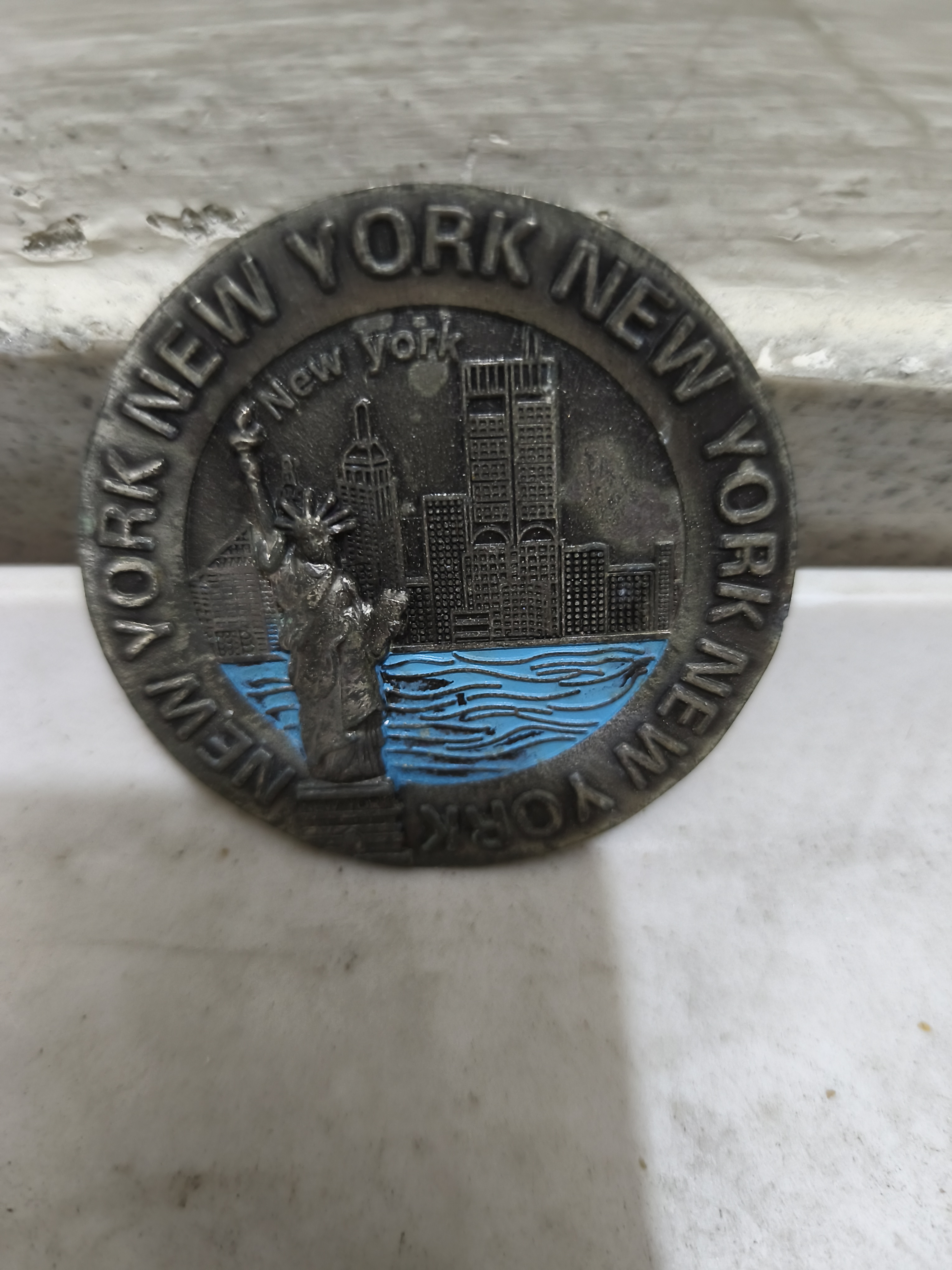 নিউ ইয়র্ক সিটির একটি পুরোনো দিনের স্মারক ধাতব প্লেট