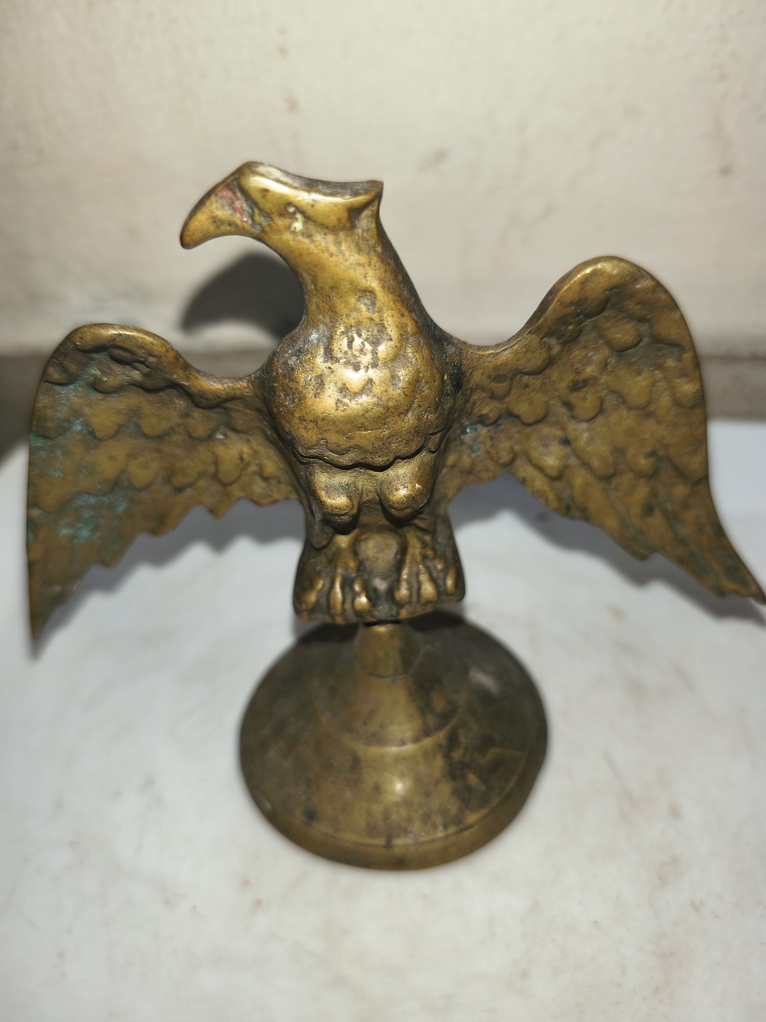 একটি ছোট পিতলের ঈগল পাখির মূর্তি