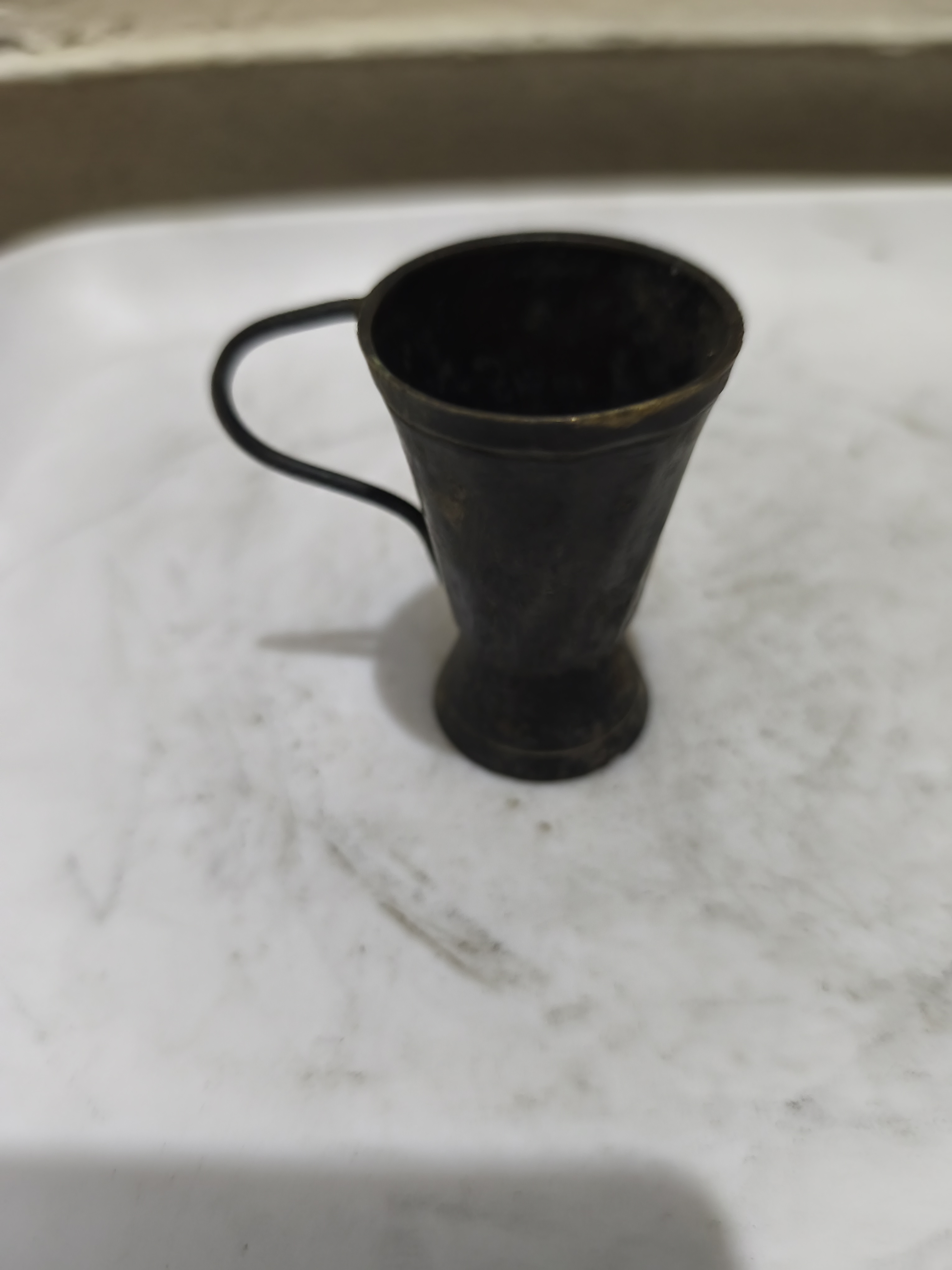 একটি প্রাচীন পিউটার/পিতলের পাত্র/কাপ