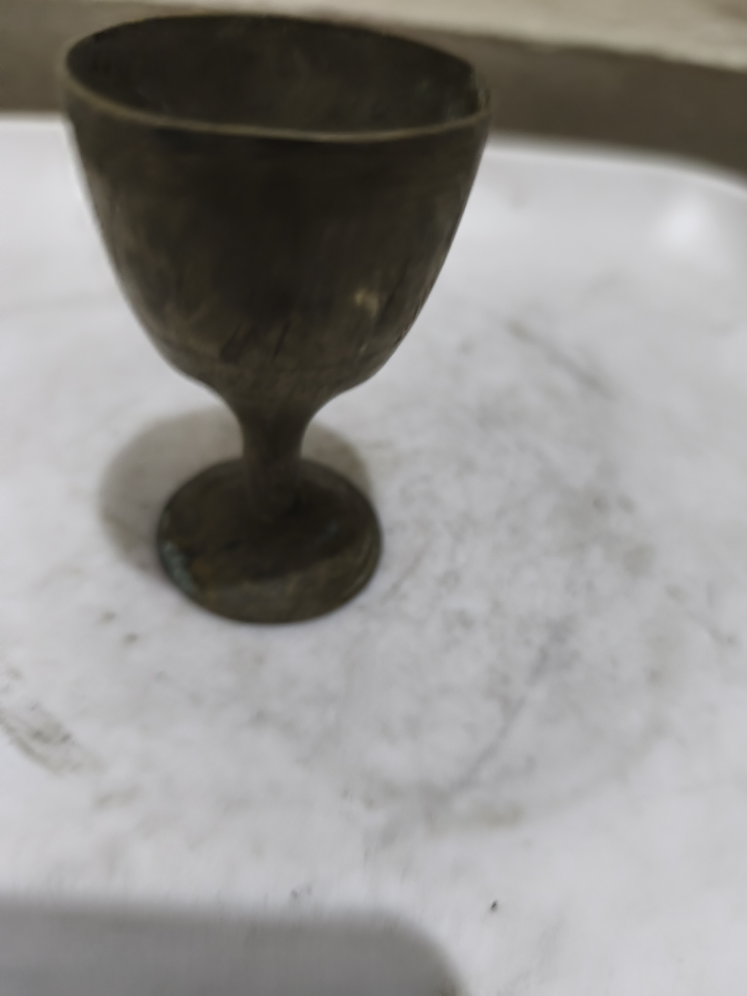 একটি পুরোনো দিনের পিতলের পানপাত্র