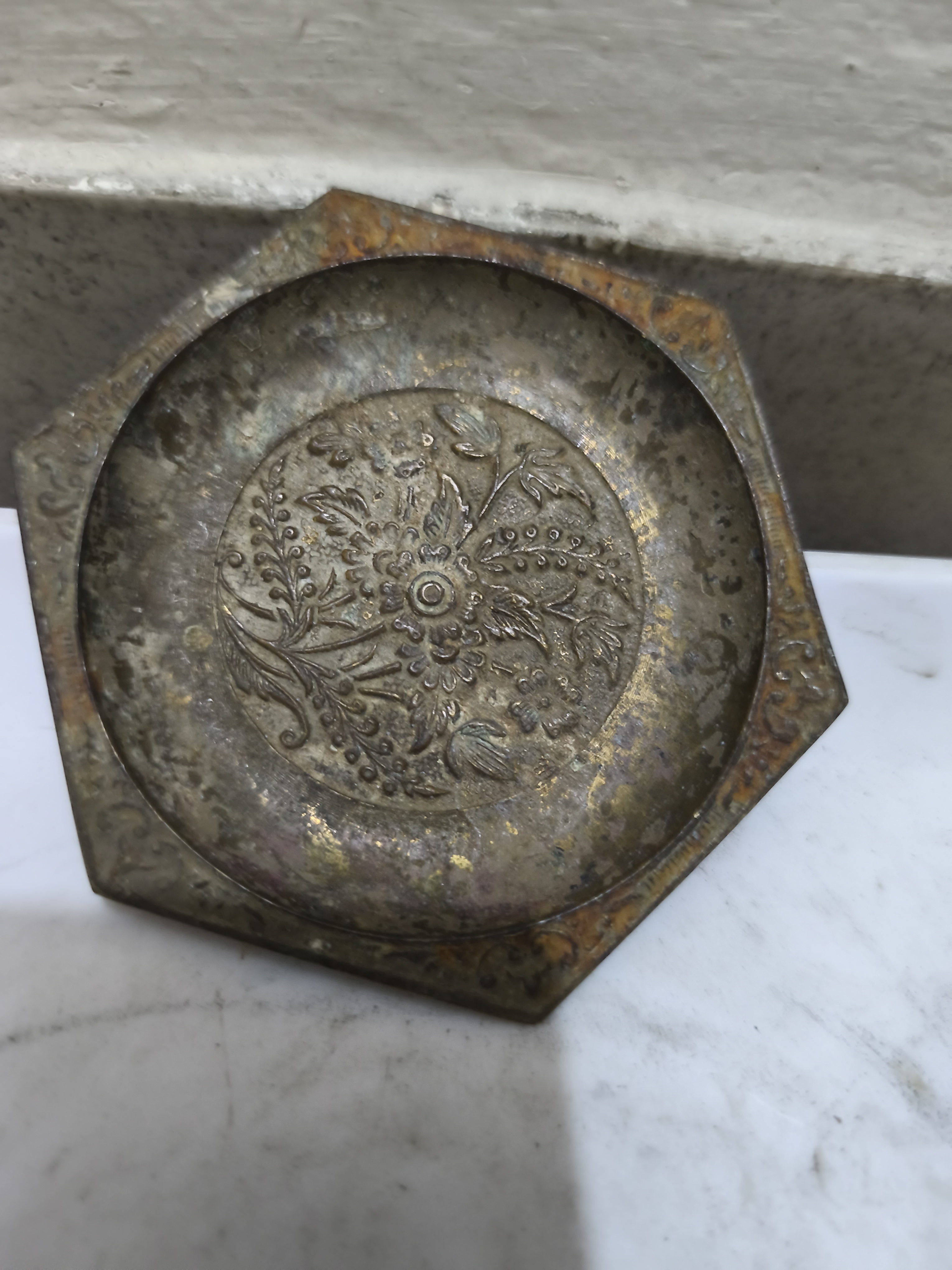 একটি ভিন্টেজ বা অ্যান্টিক ধাতব থালা