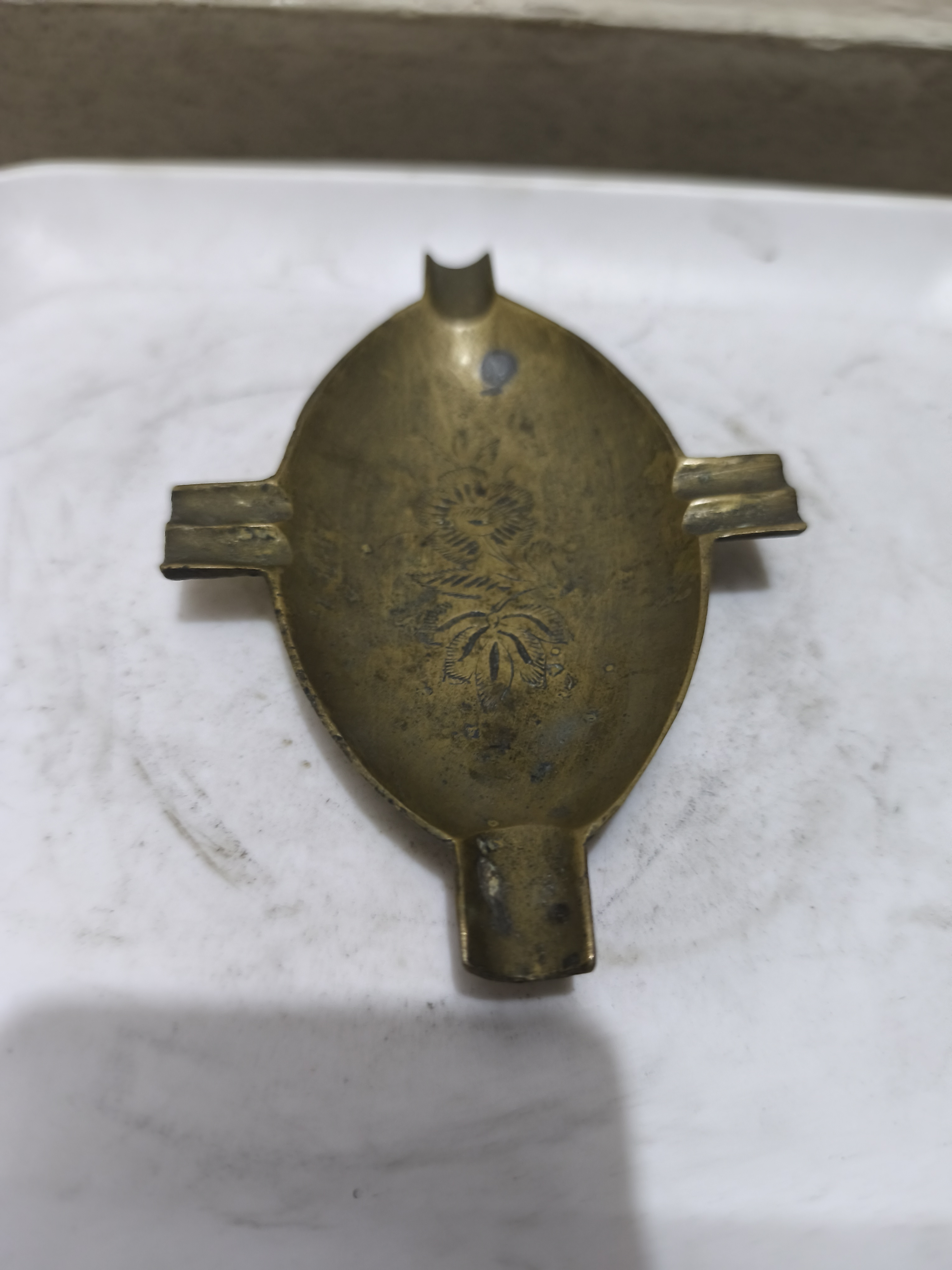 একটি পুরোনো পিতলের ছাইদানি