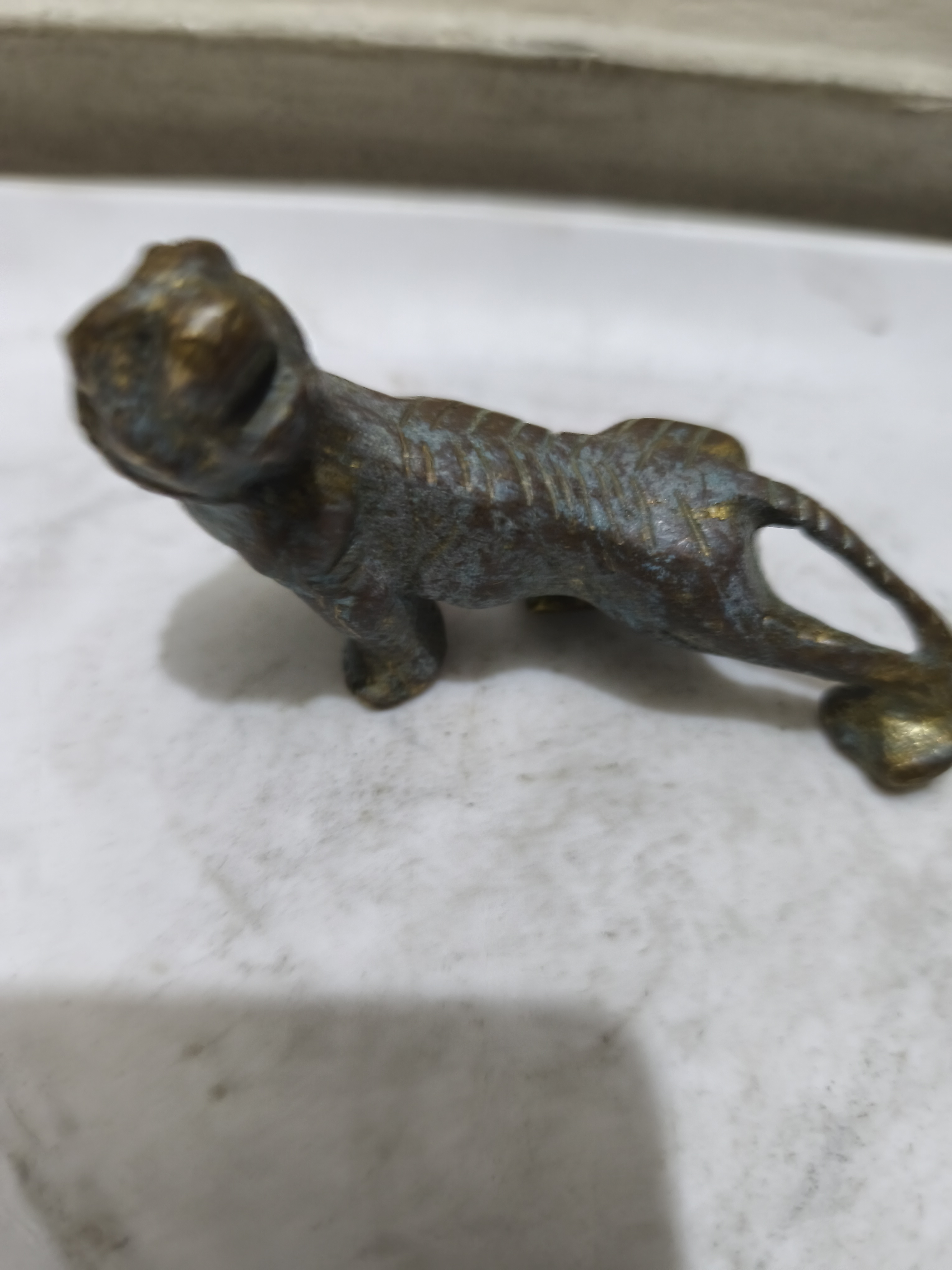 একটি পুরোনো ব্রোঞ্জ বা পিতলের বাঘের মূর্তি