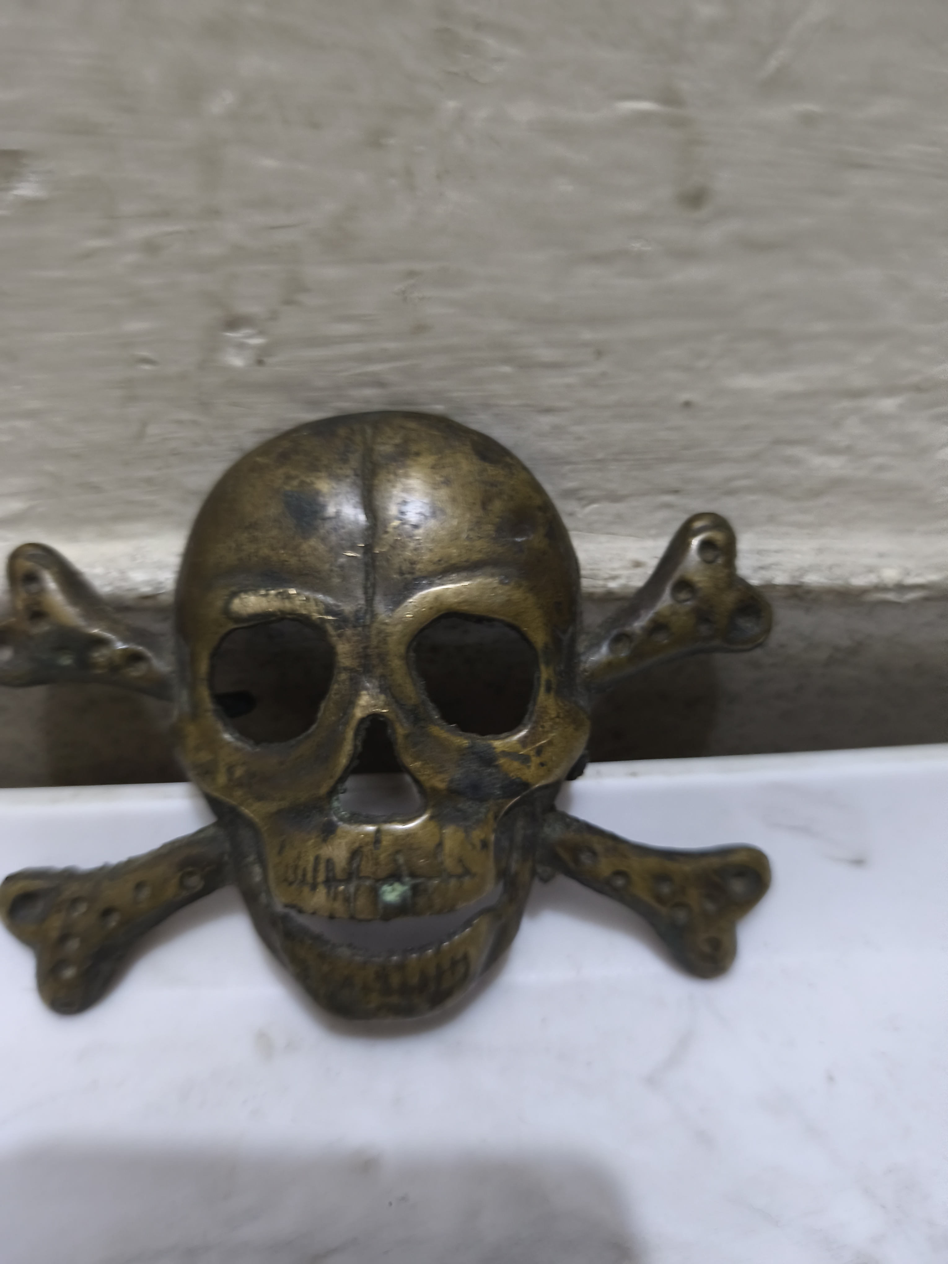 পুরোনো ধাতব খুলি ও হাড়ের প্রতীক