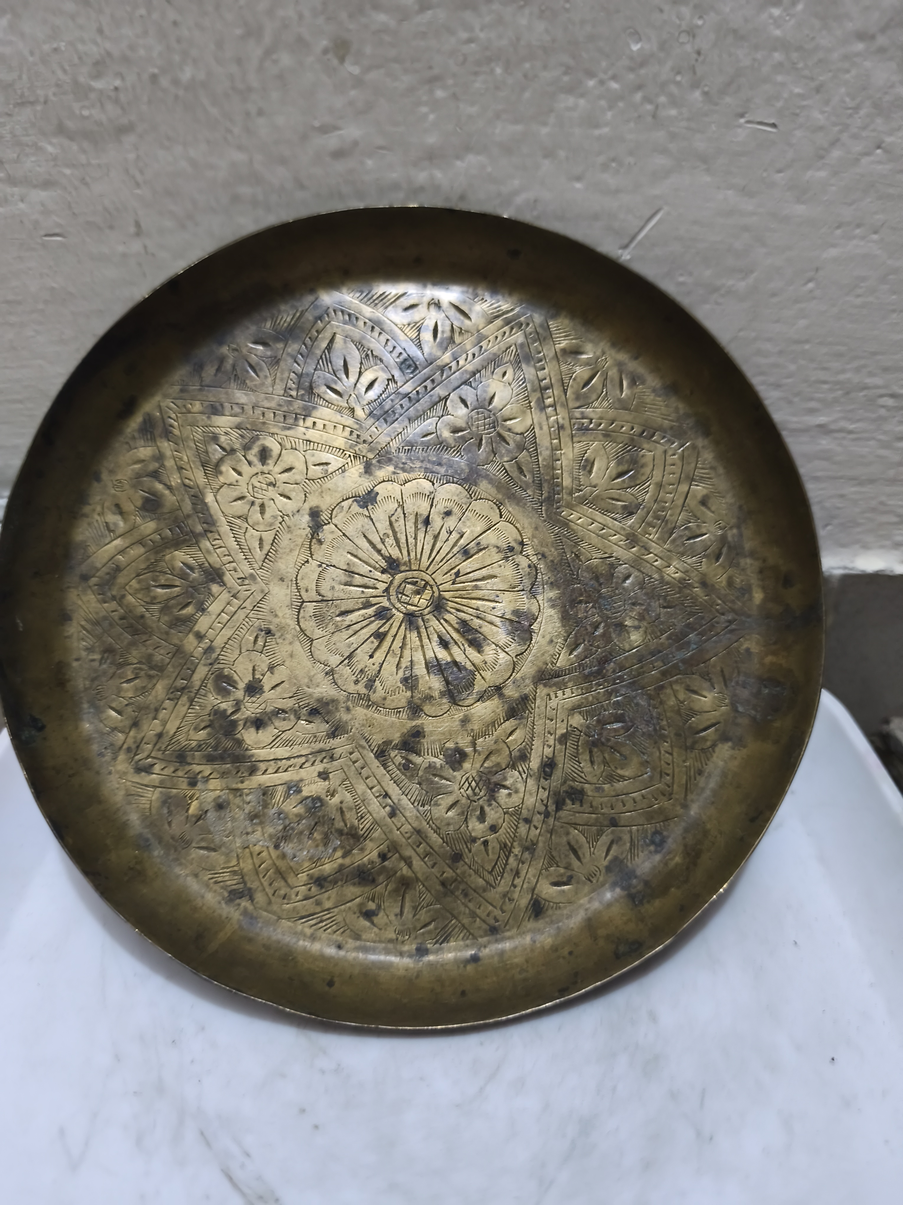 পুরোনো পিতলের ট্রে বা প্লেট