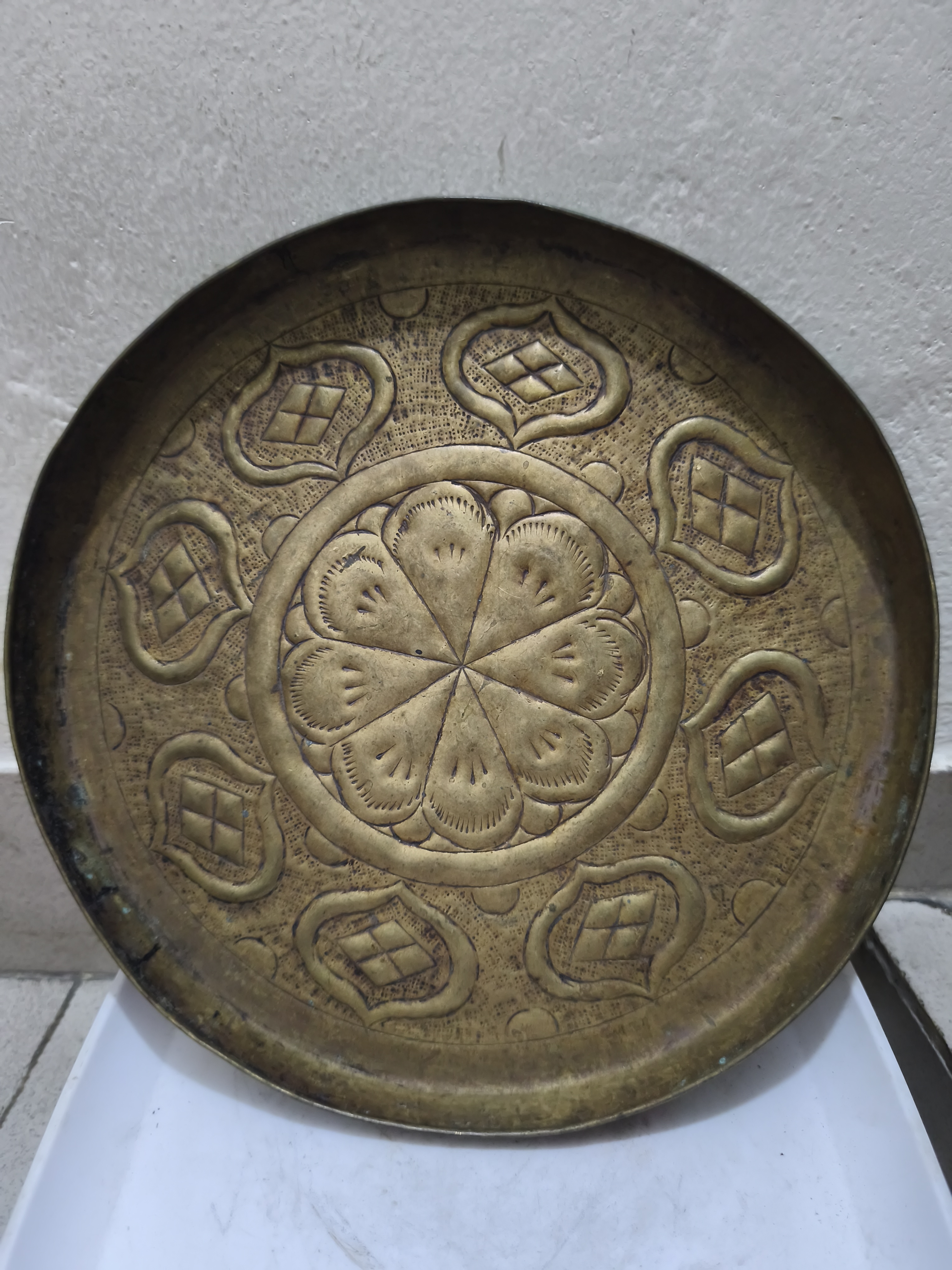 পুরোনো দিনের হাতে পেটানো পিতলের ট্রে