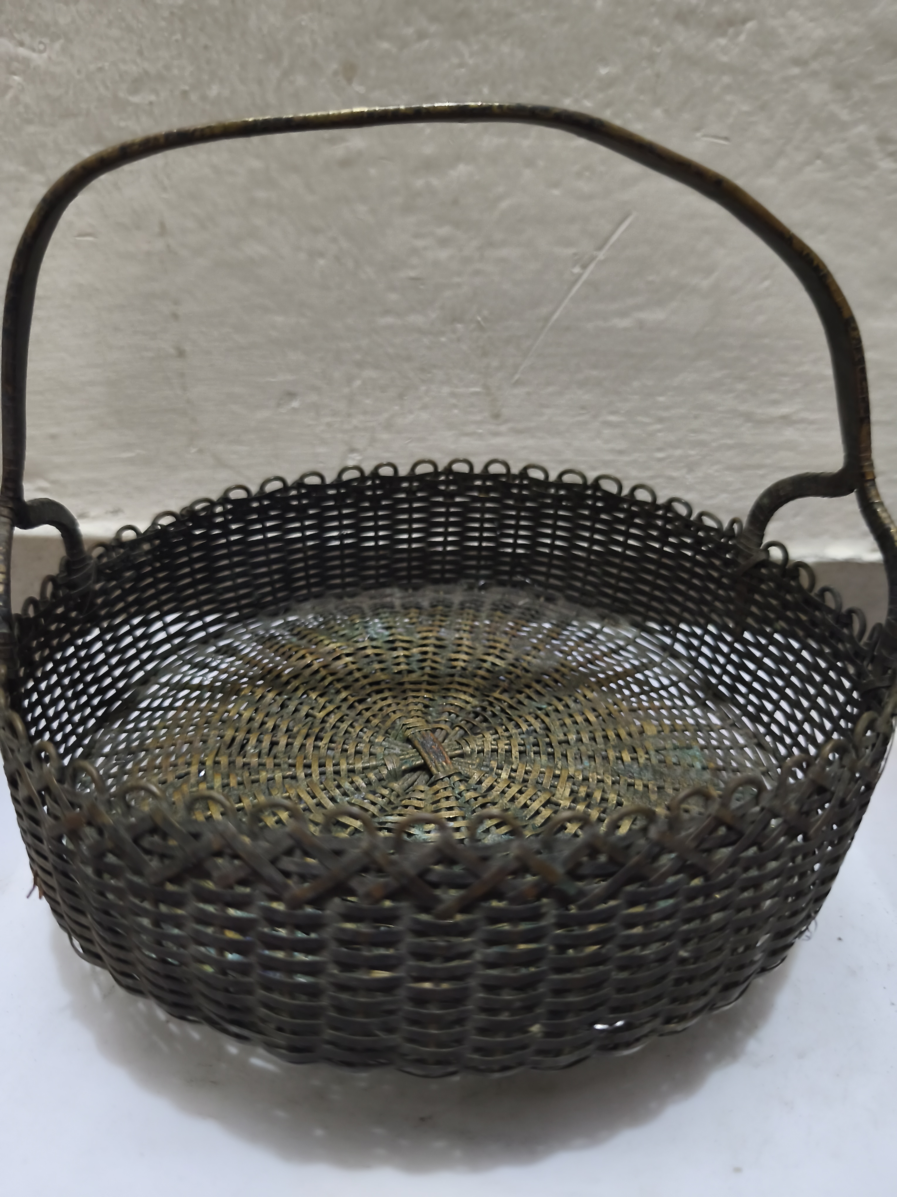 পুরোনো দিনের বোনা পিতলের ঝুড়ি