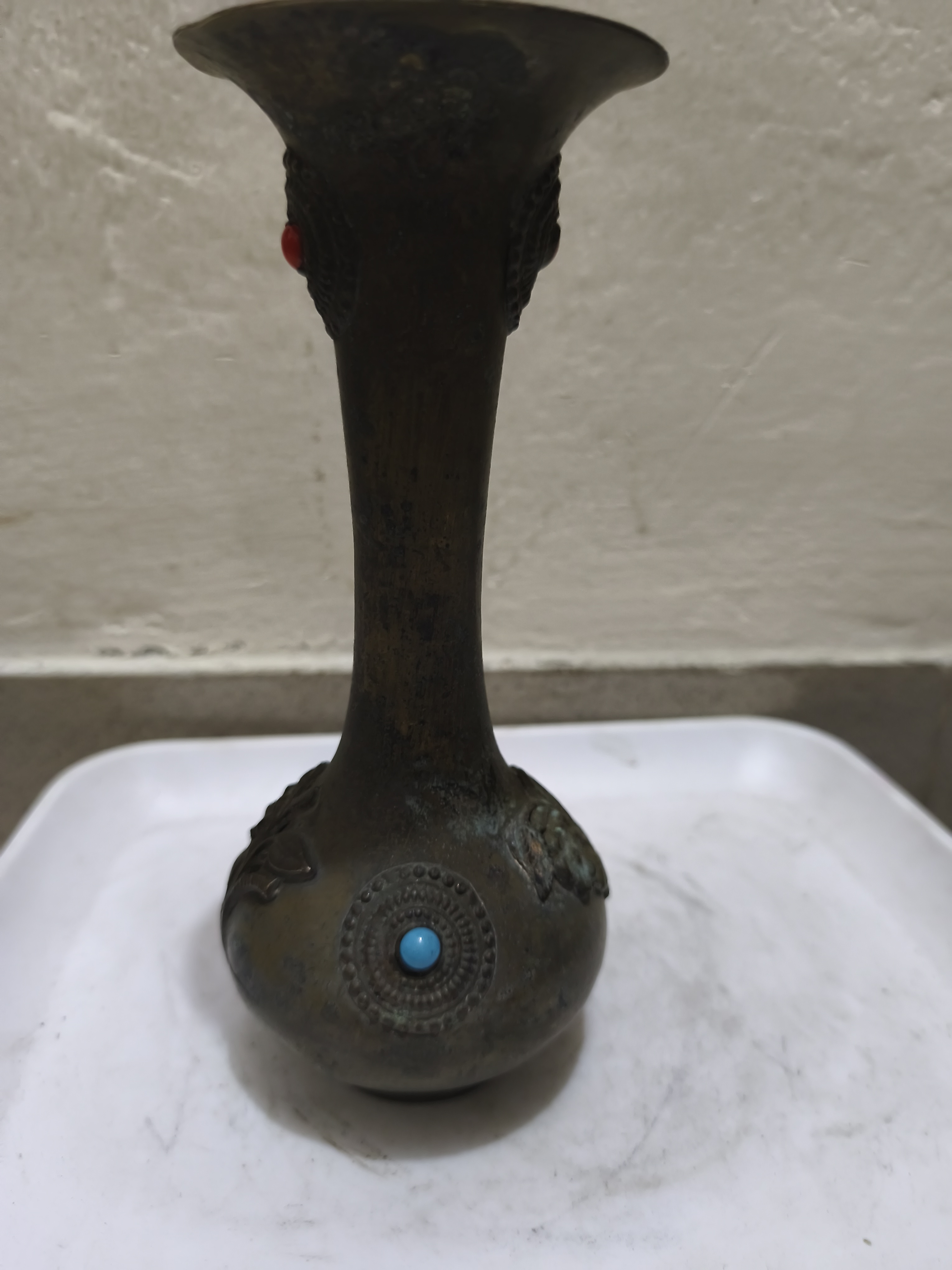 পুরোনো দিনের পিতলের ফুলদানি