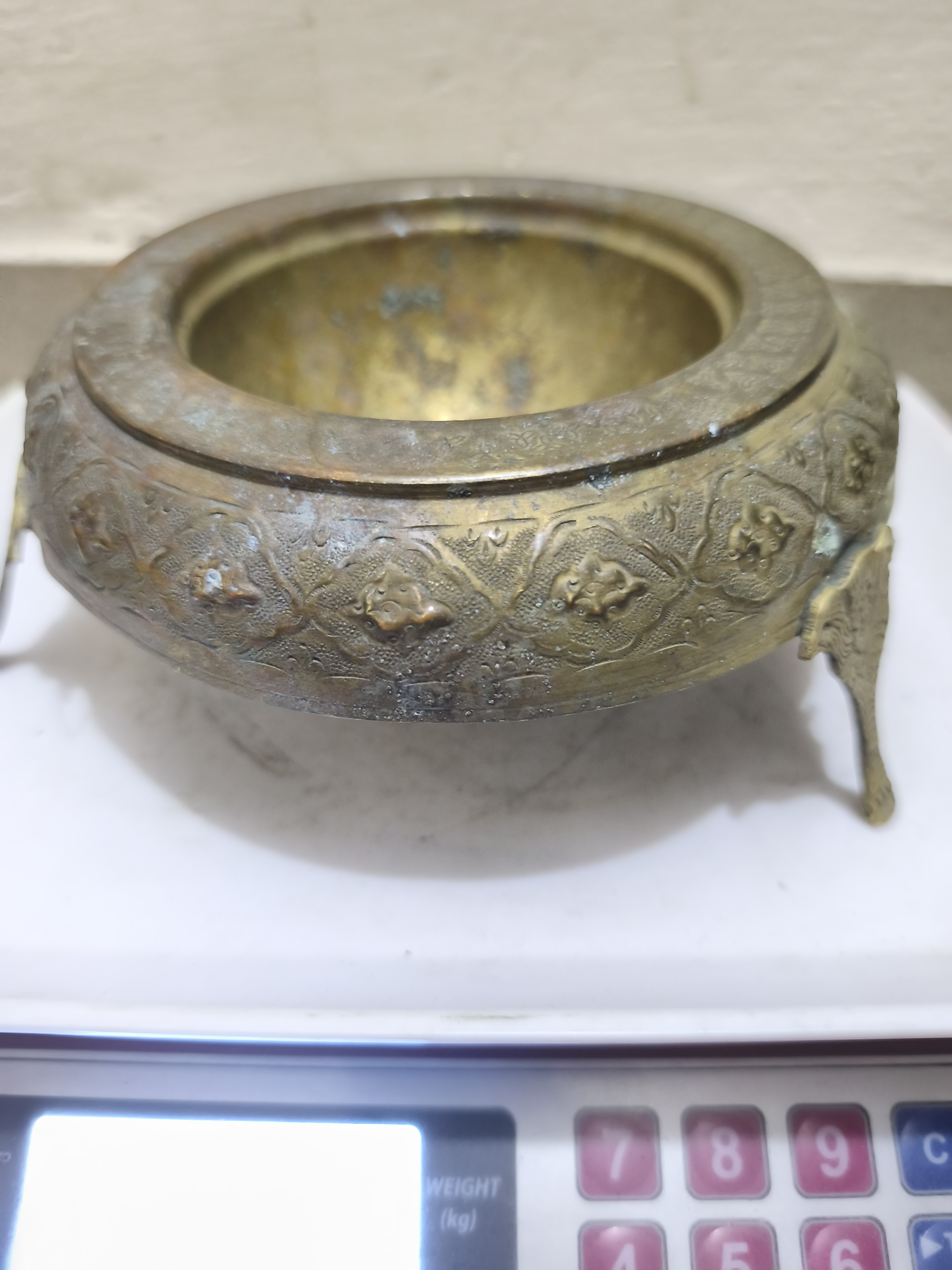 এই পুরোনো ব্রোঞ্জ বা পিতলের জিনিসটি একটি অ্যান্টিক ধূপদানি