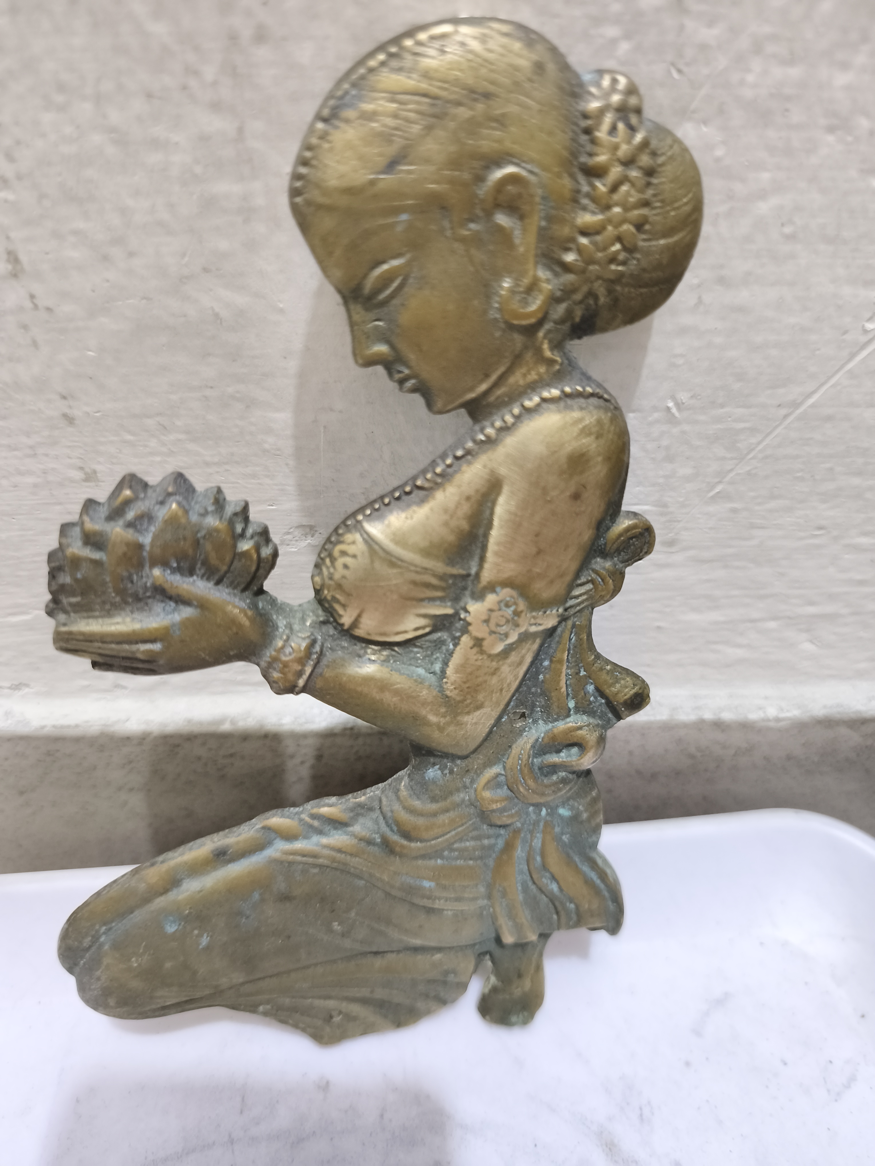 একটি পুরোনো পিতল বা ব্রোঞ্জের দেয়াল ভাস্কর্য