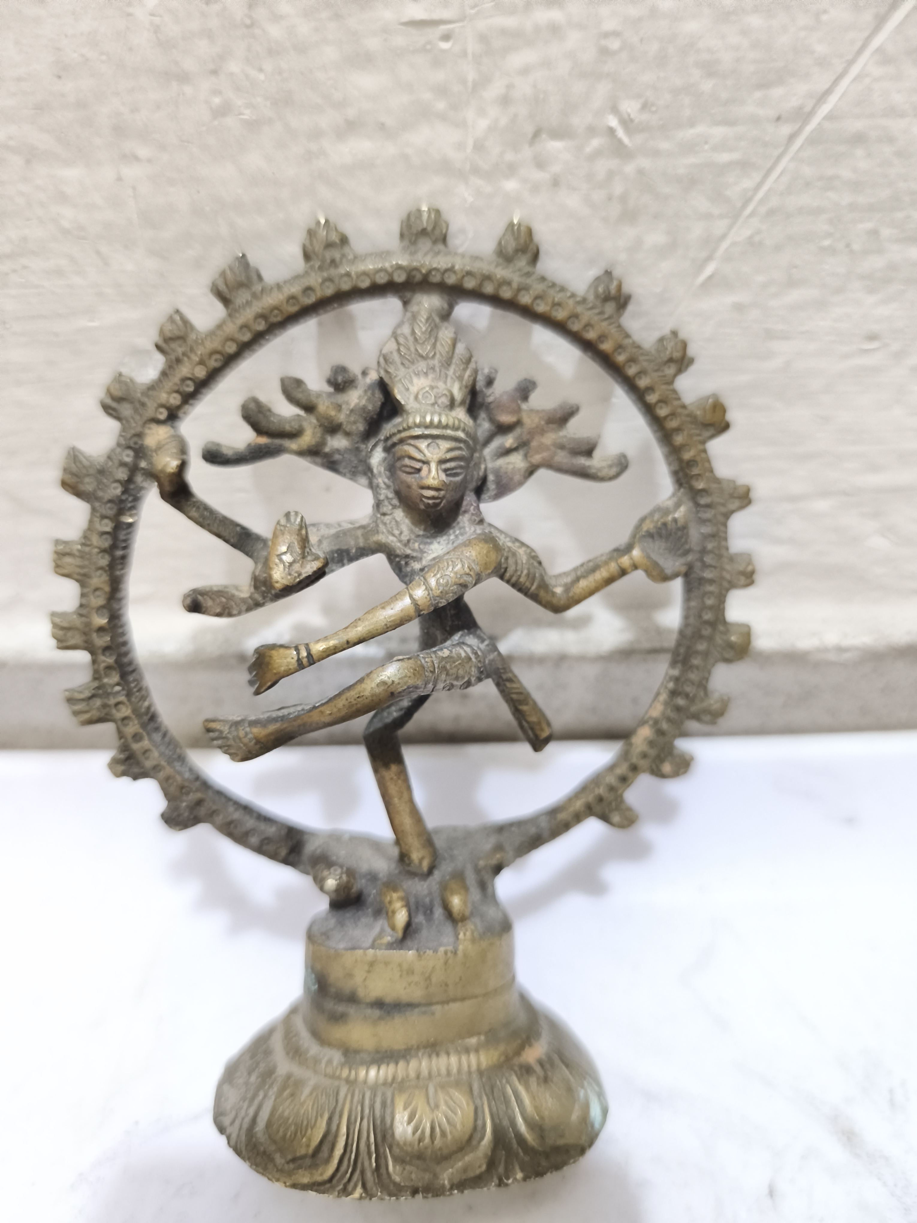 দেবতা শিব নটরাজের একটি ভিন্টেজ-শৈলীর পিতলের মূর্তি