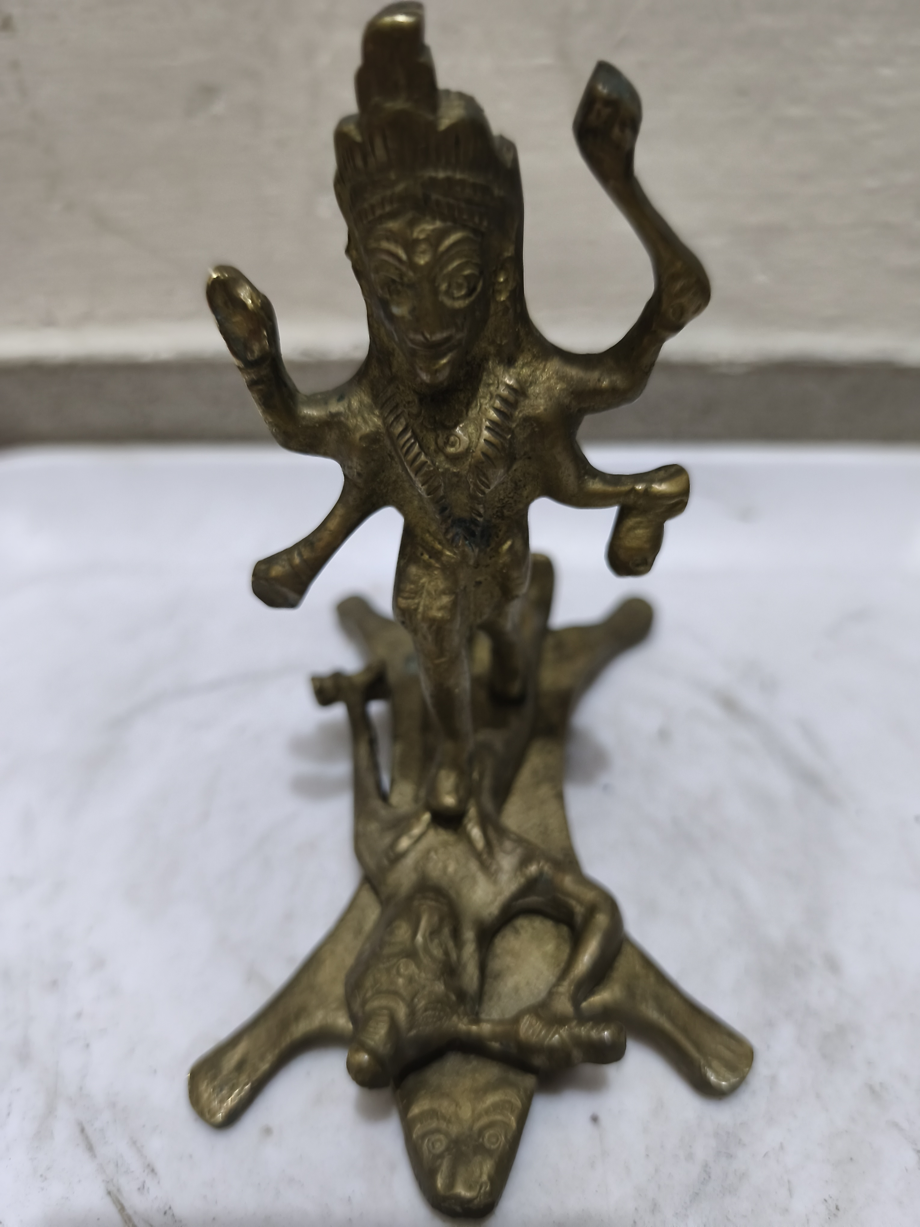 মা কালীর একটি প্রাচীন পিতলের বিগ্রহ