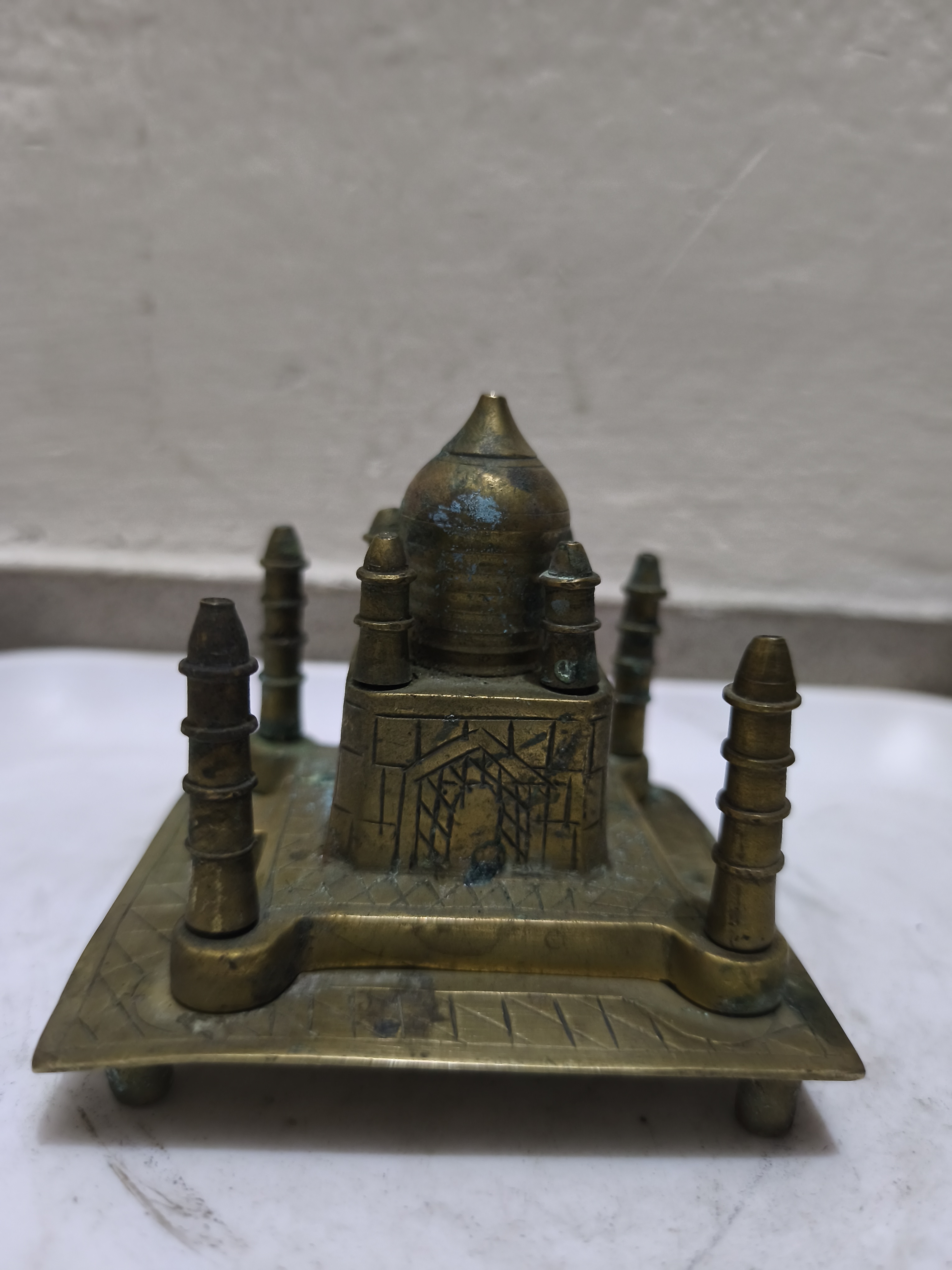 পিতলের তৈরি তাজমহলের একটি ছোট প্রতিকৃতি বা শো-পিস