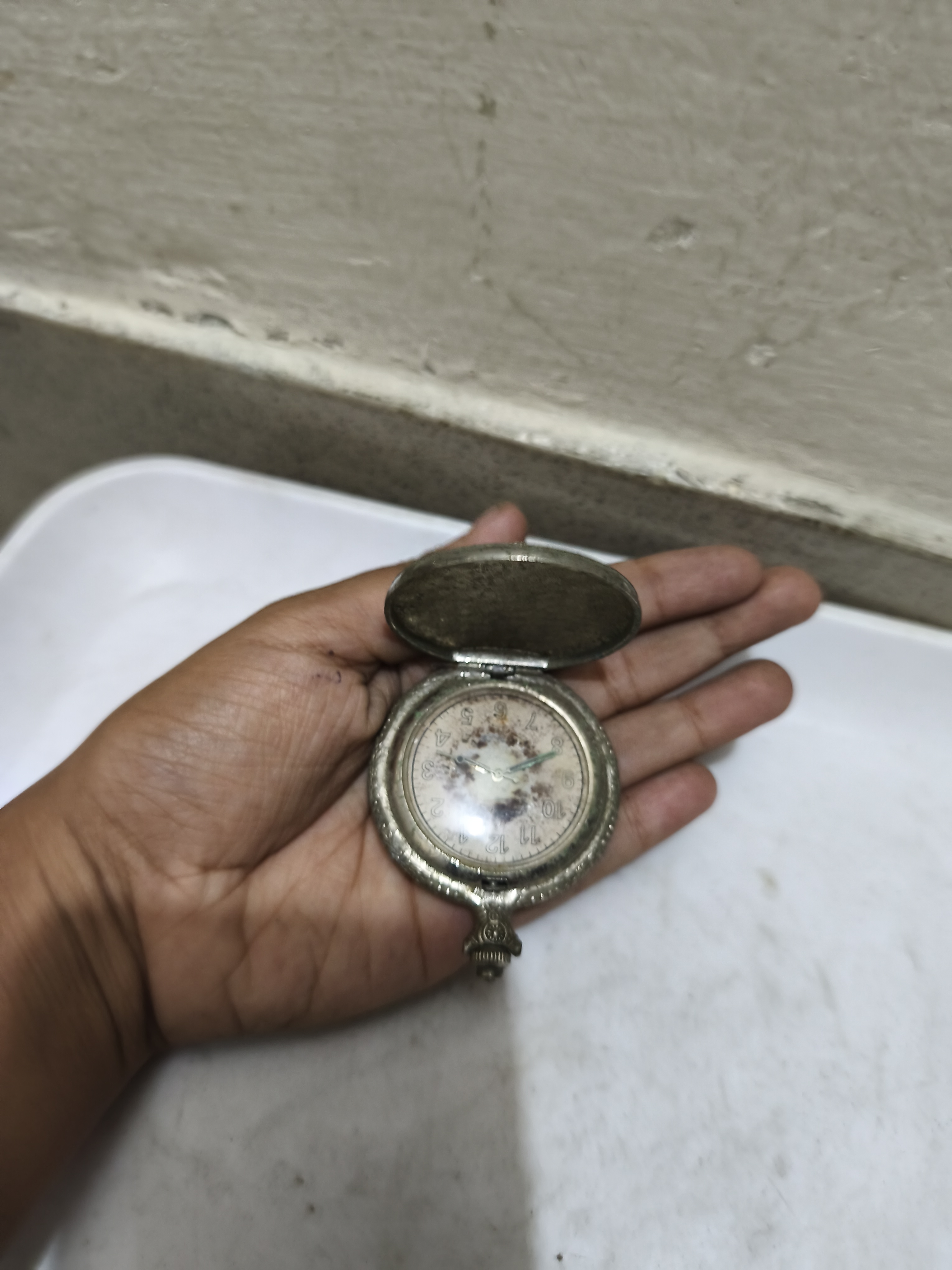 একটি ভিন্টেজ পকেট ঘড়ি