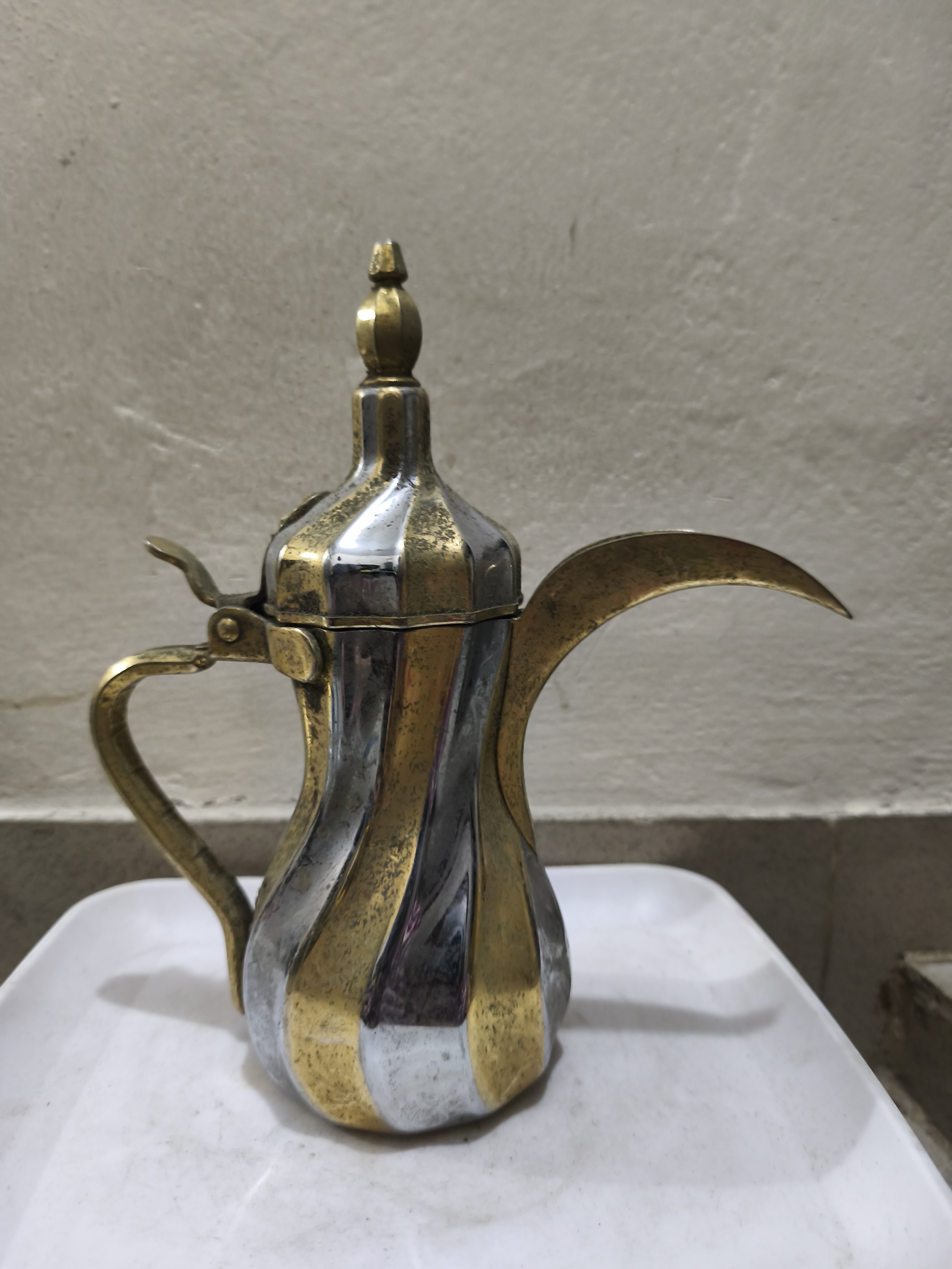 ঐতিহ্যবাহী আরবি কফি পাত্র