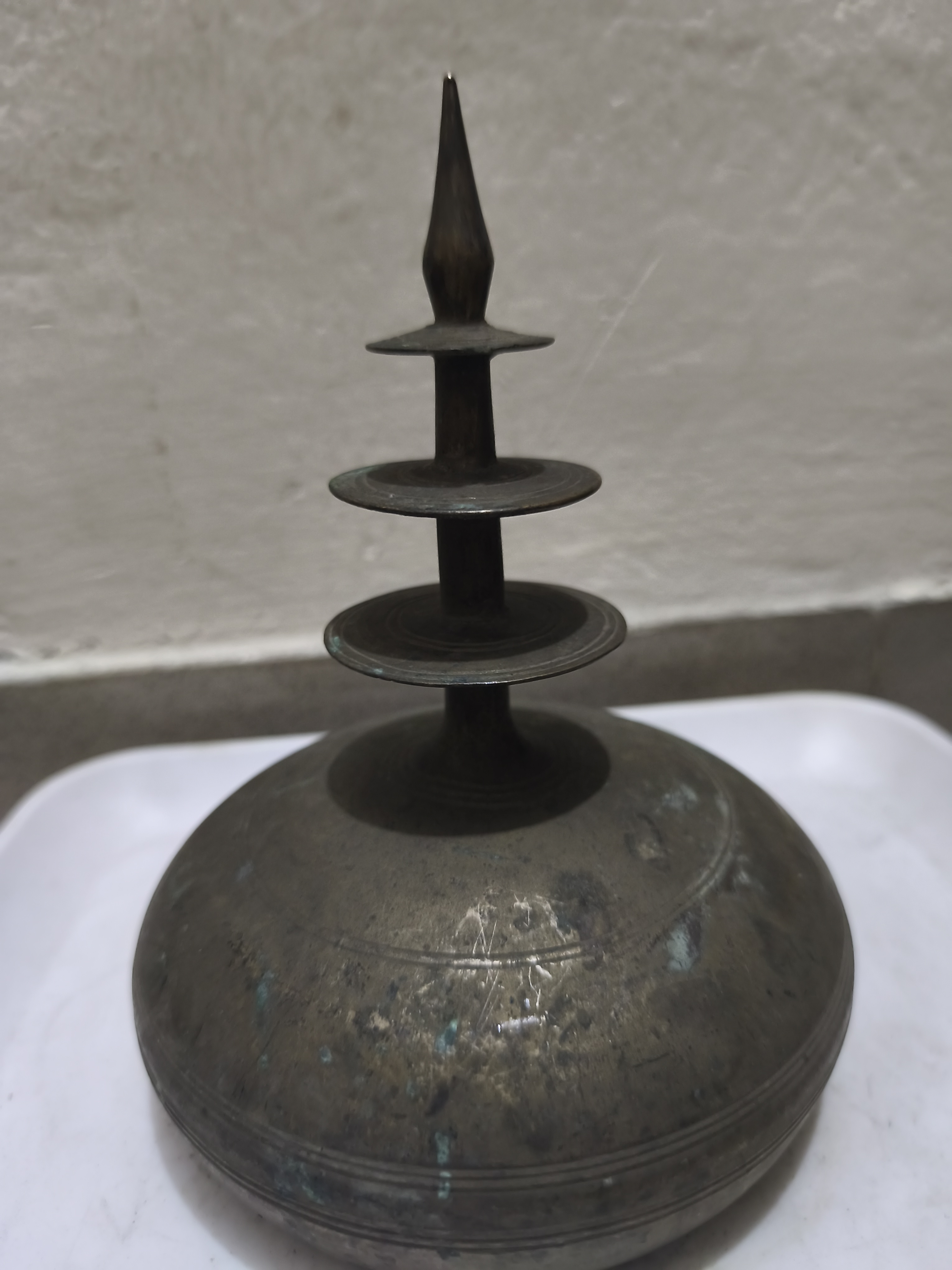 ভিন্টেজ সংগ্রহযোগ্য জিনিসটি হলো প্যামিনার বা প্যাগোডা বা মন্দিরের আকৃতিতে নকশা করা একটি হস্তনির্মিত পিতলের দোয়াত