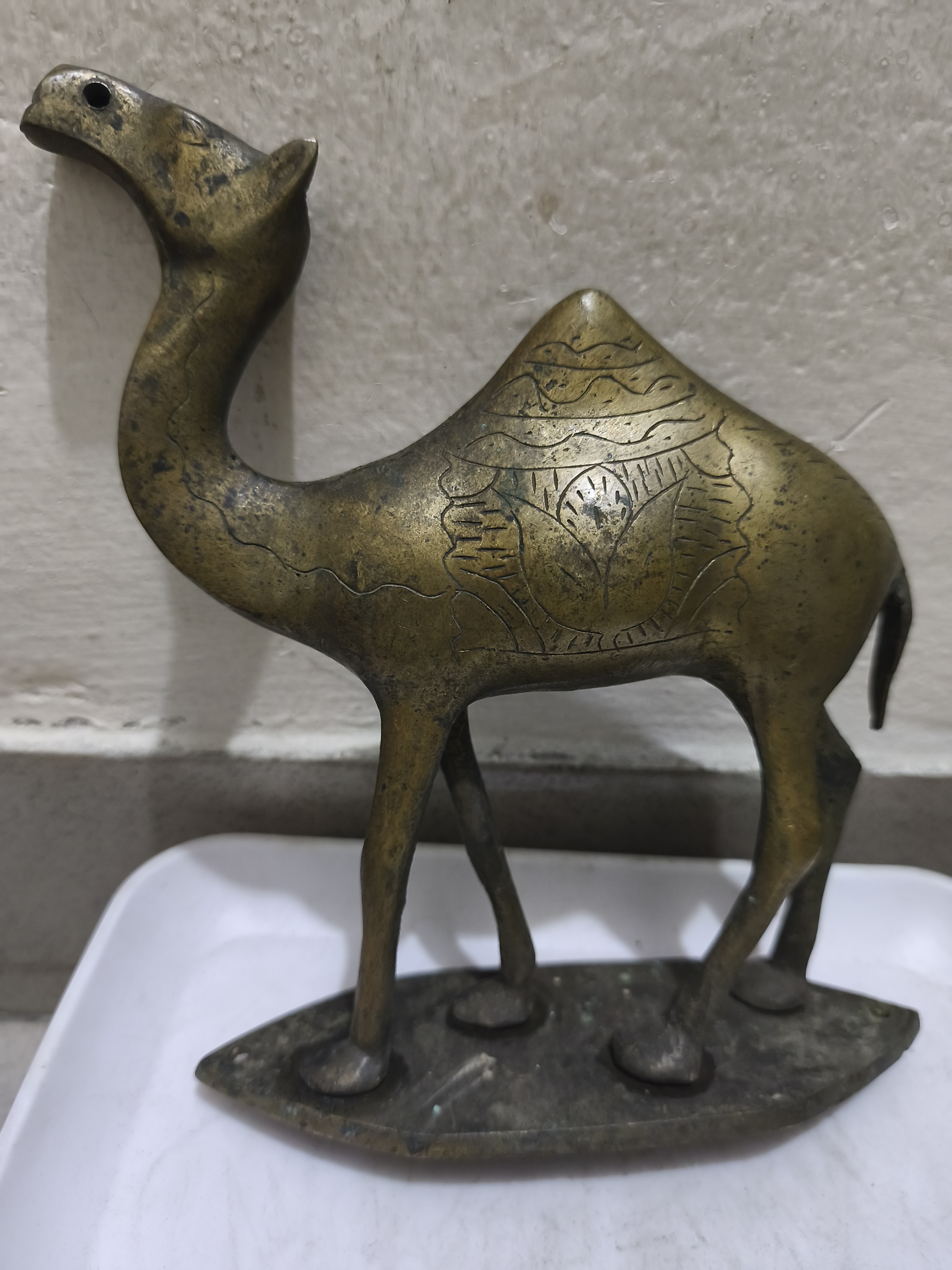 একটি পুরোনো পিতলের উটের মূর্তি