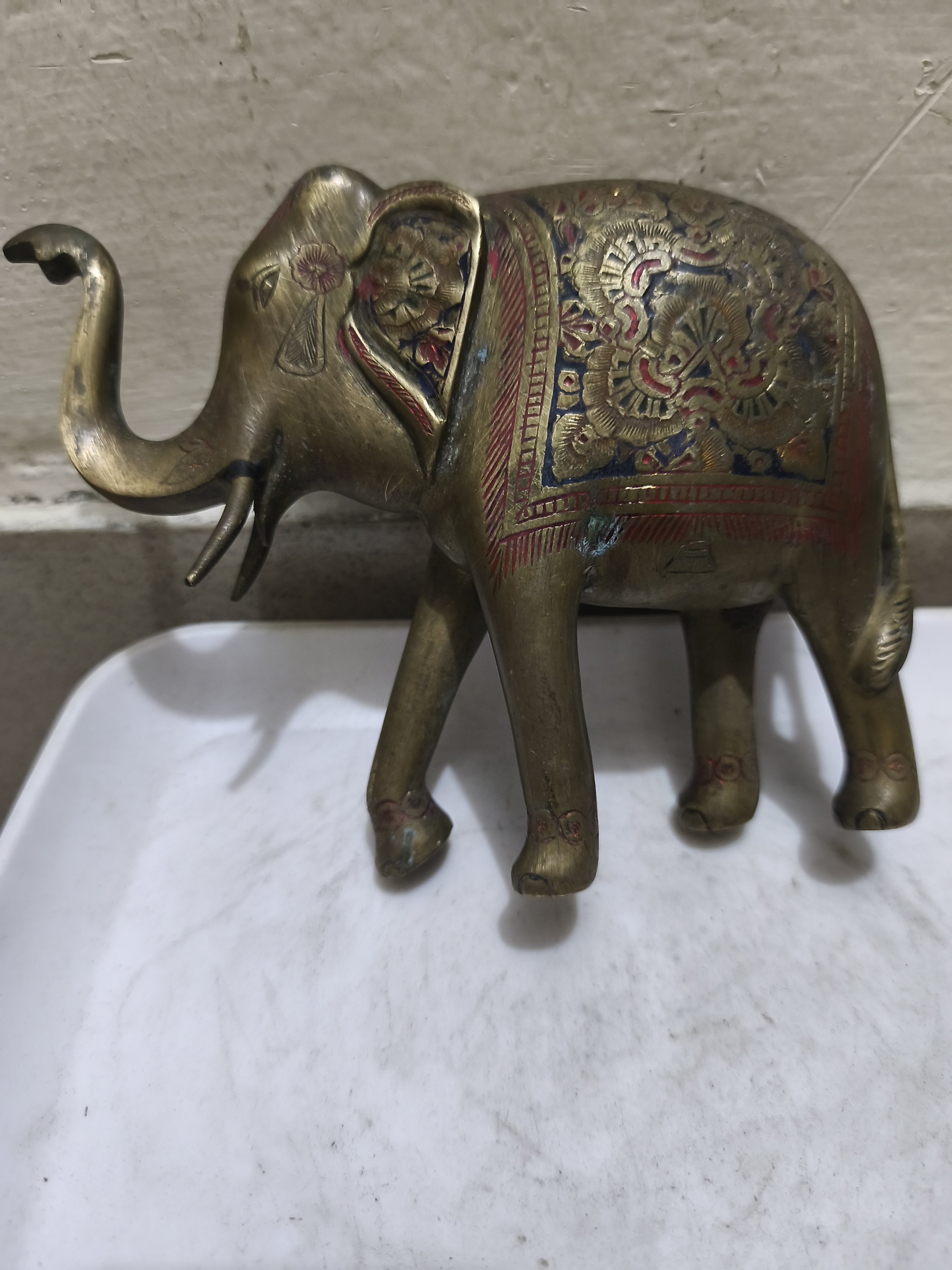 একটি পুরোনো দিনের, হাতে আঁকা পিতলের হাতির মূর্তি