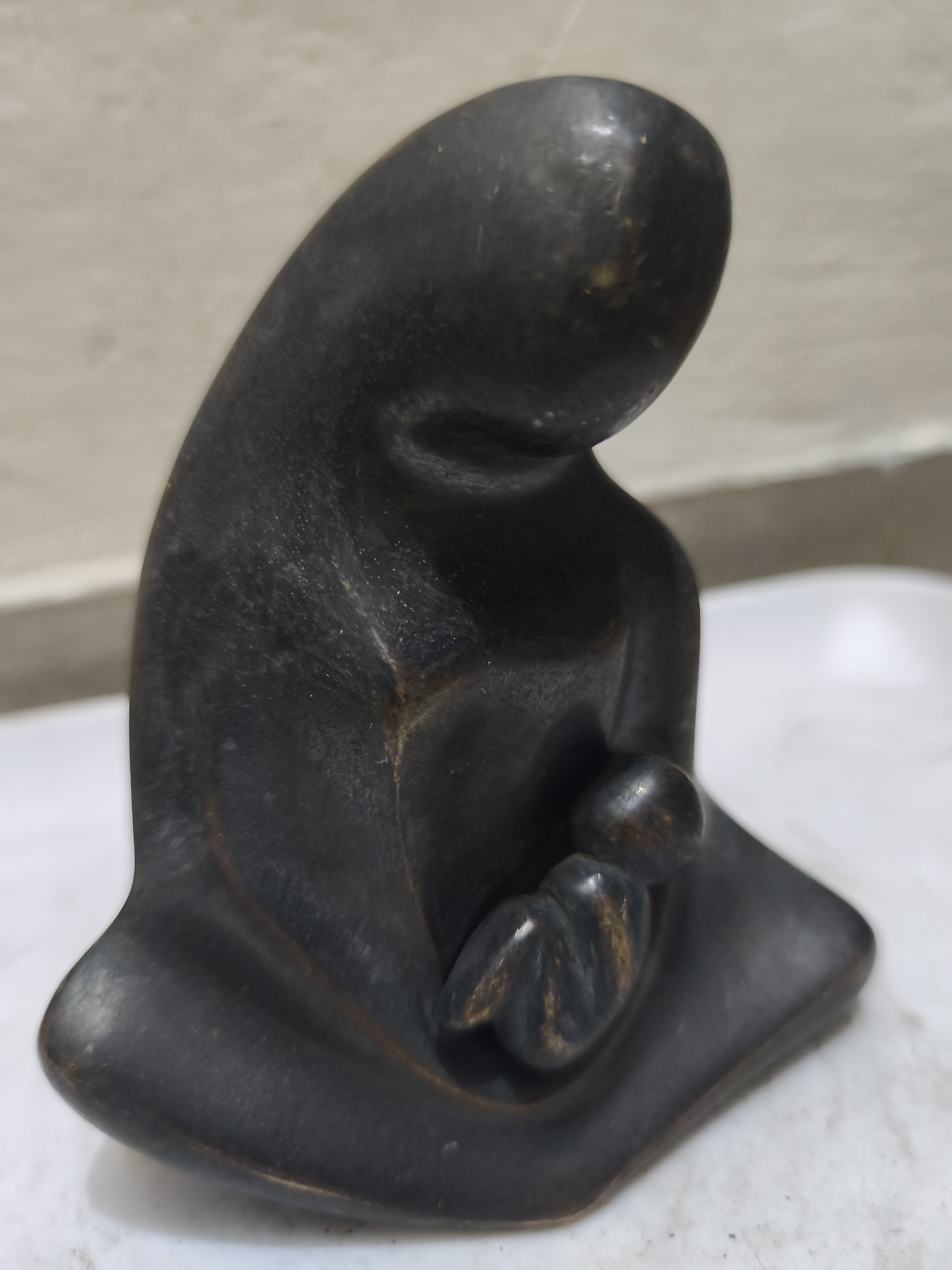 মাদার অ্যান্ড চাইল্ড((আমেরিকান শিল্পী অ্যালান হাউজারের তৈরি)