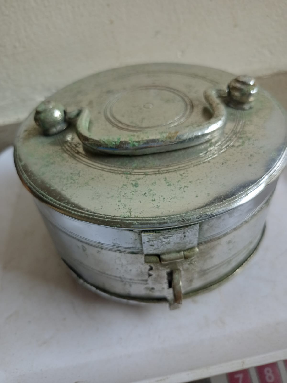 একটি ঐতিহ্যবাহী প্রাচীন ধাতব বক্স বা কৌটা
