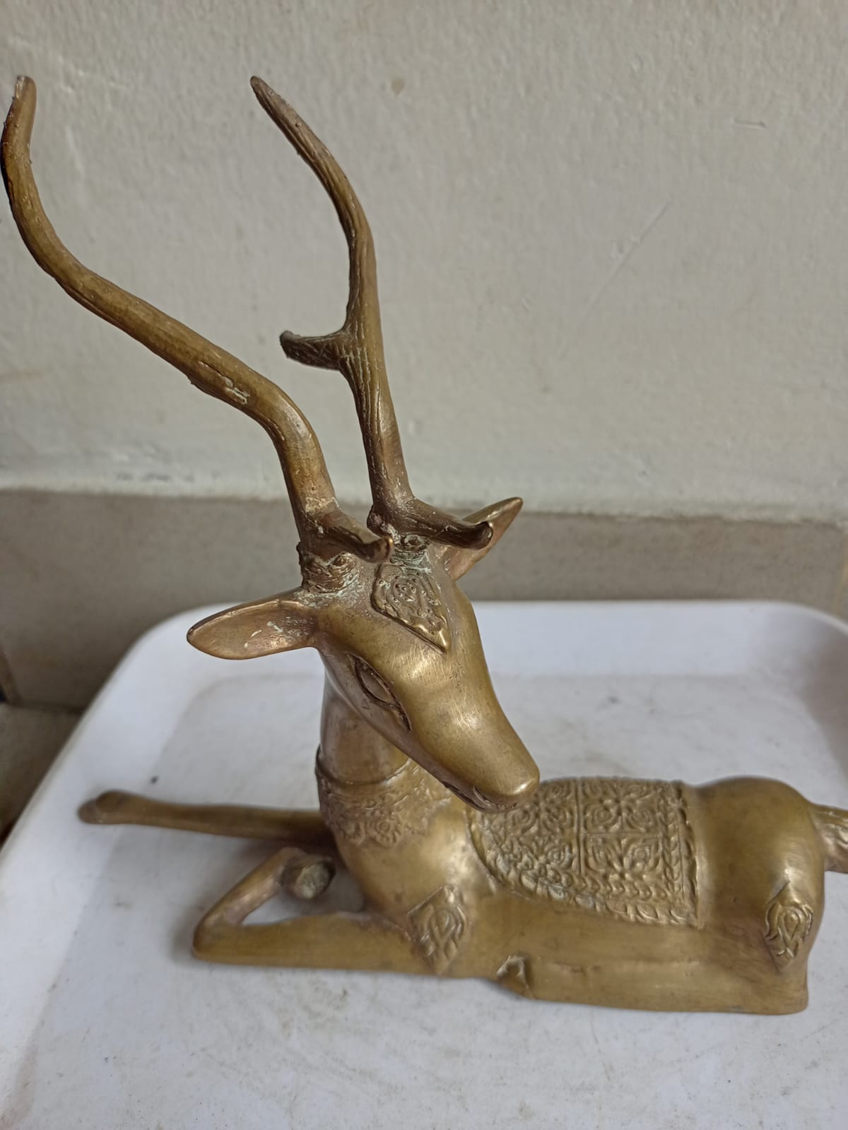 শায়িত পিতলের হরিণ