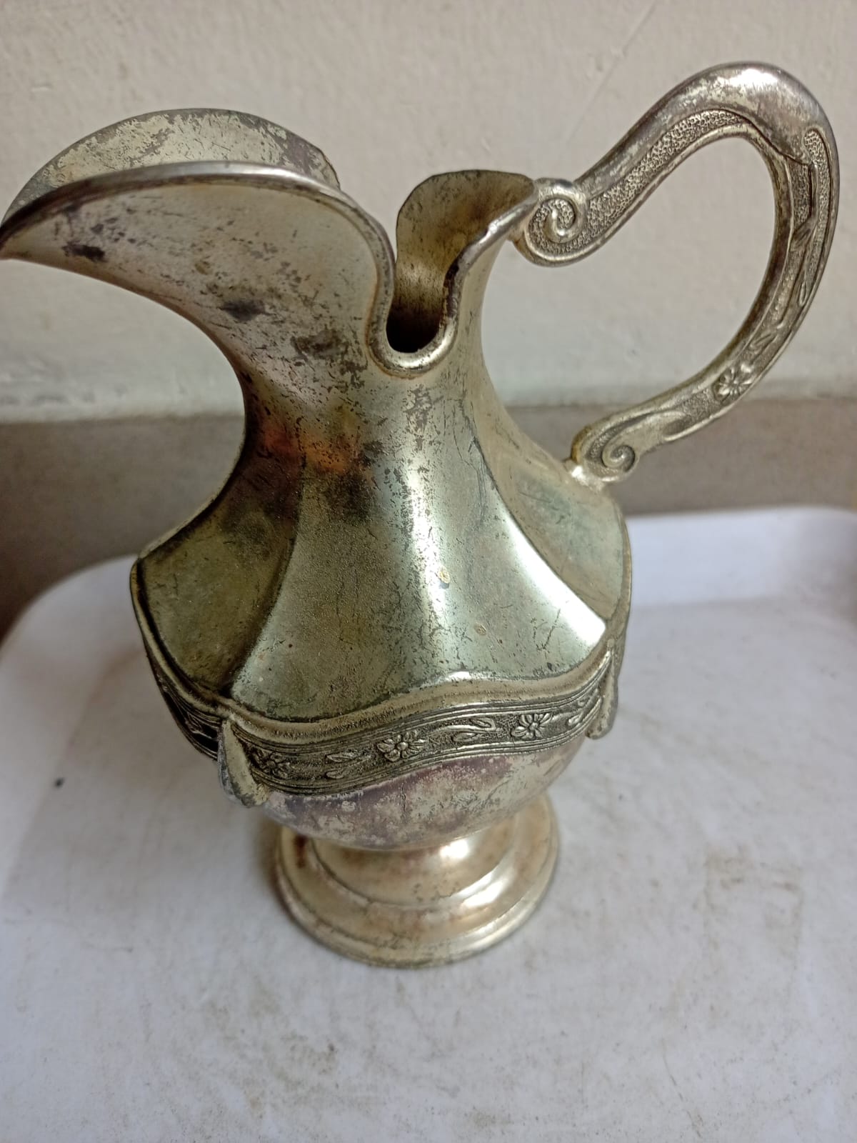 রূপালী রঙের জগ